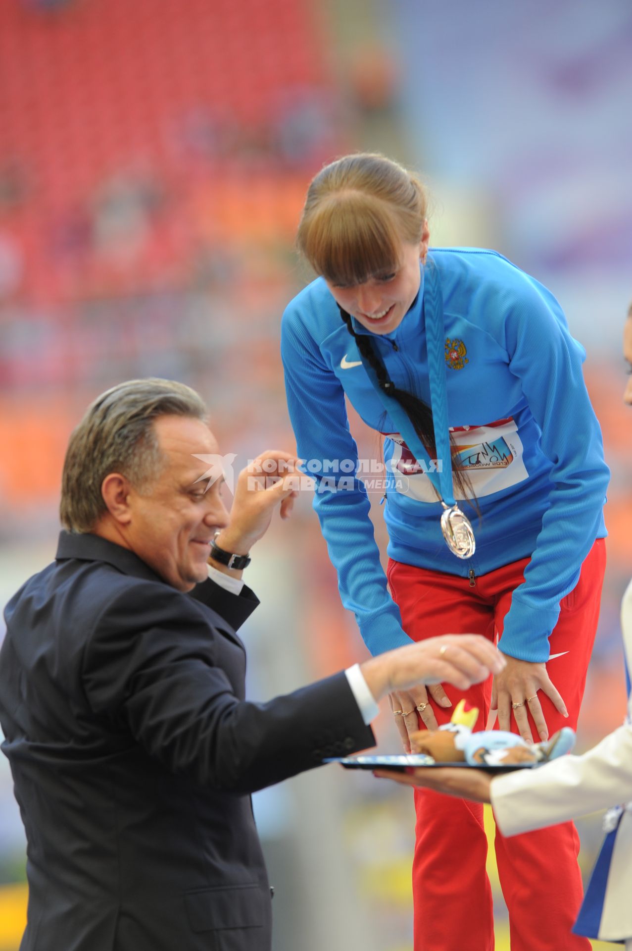 СК `Лужники`. Чемпионат мира по легкой атлетике 2013. Соревнования по спортивной ходьбе на дистанции 20 км. На снимке: российская спортсменка Анися Кирдяпкина и министр спорта РФ Виталий Мутко во время награждения