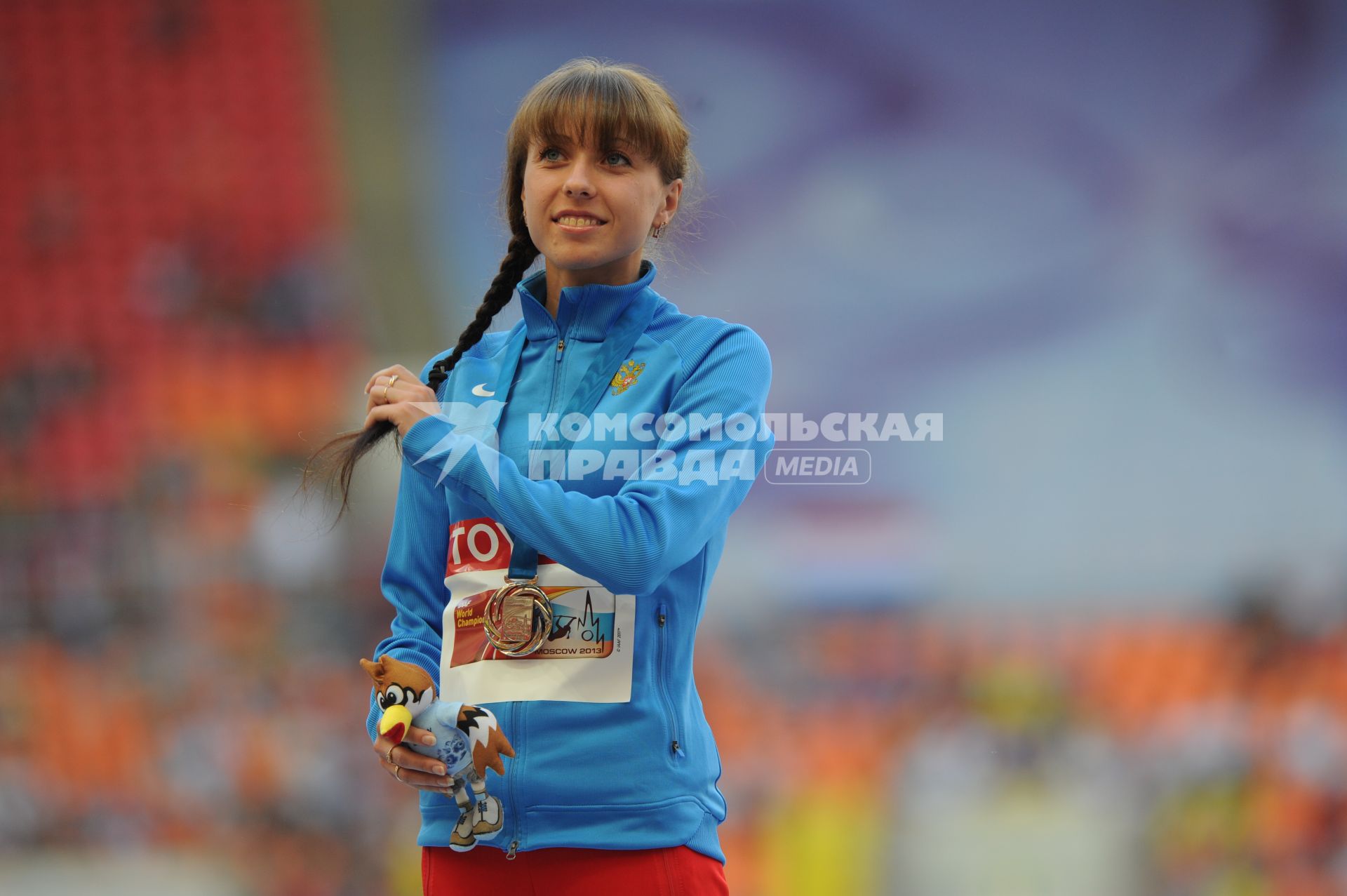 СК `Лужники`. Чемпионат мира по легкой атлетике 2013. Соревнования по спортивной ходьбе на дистанции 20 км. На снимке: российская спортсменка Анися Кирдяпкина, завоевавшая серебряную медаль, во время награждения.