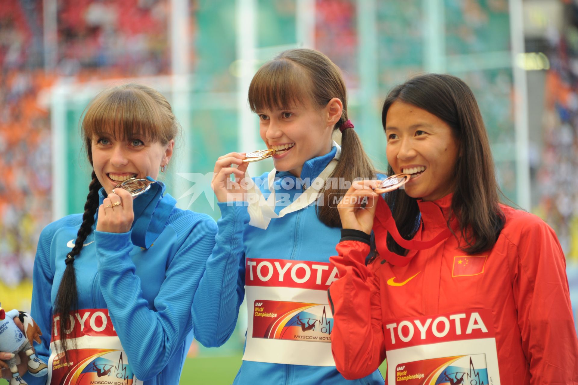 СК `Лужники`. Чемпионат мира по легкой атлетике 2013. Соревнования по спортивной ходьбе на дистанции 20 км. На снимке: российские спортсменки Анися Кирдяпкина (слева), завоевавшая серебряную медаль, Елена Лашманова (в центре), завоевавшая золотую медаль, и спортсменка из Китая Лю Хун (справа), завоевавшая бронзу, во время награждения.