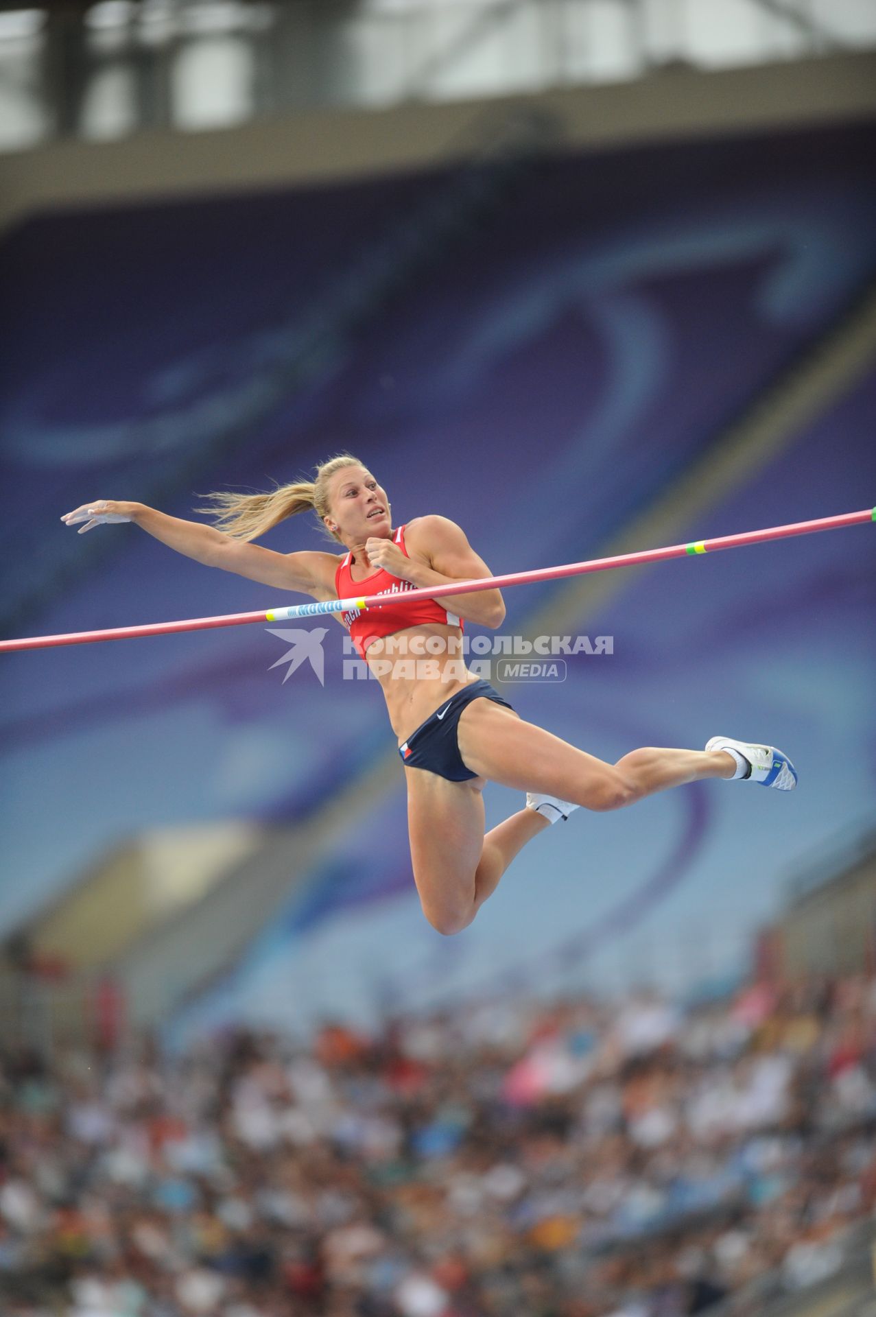 СК `Лужники`. Чемпионат мира по легкой атлетике 2013. Прыжки с шестом среди женщин. На снимке: российская спортсменка Светлана Школина во время апыжка.