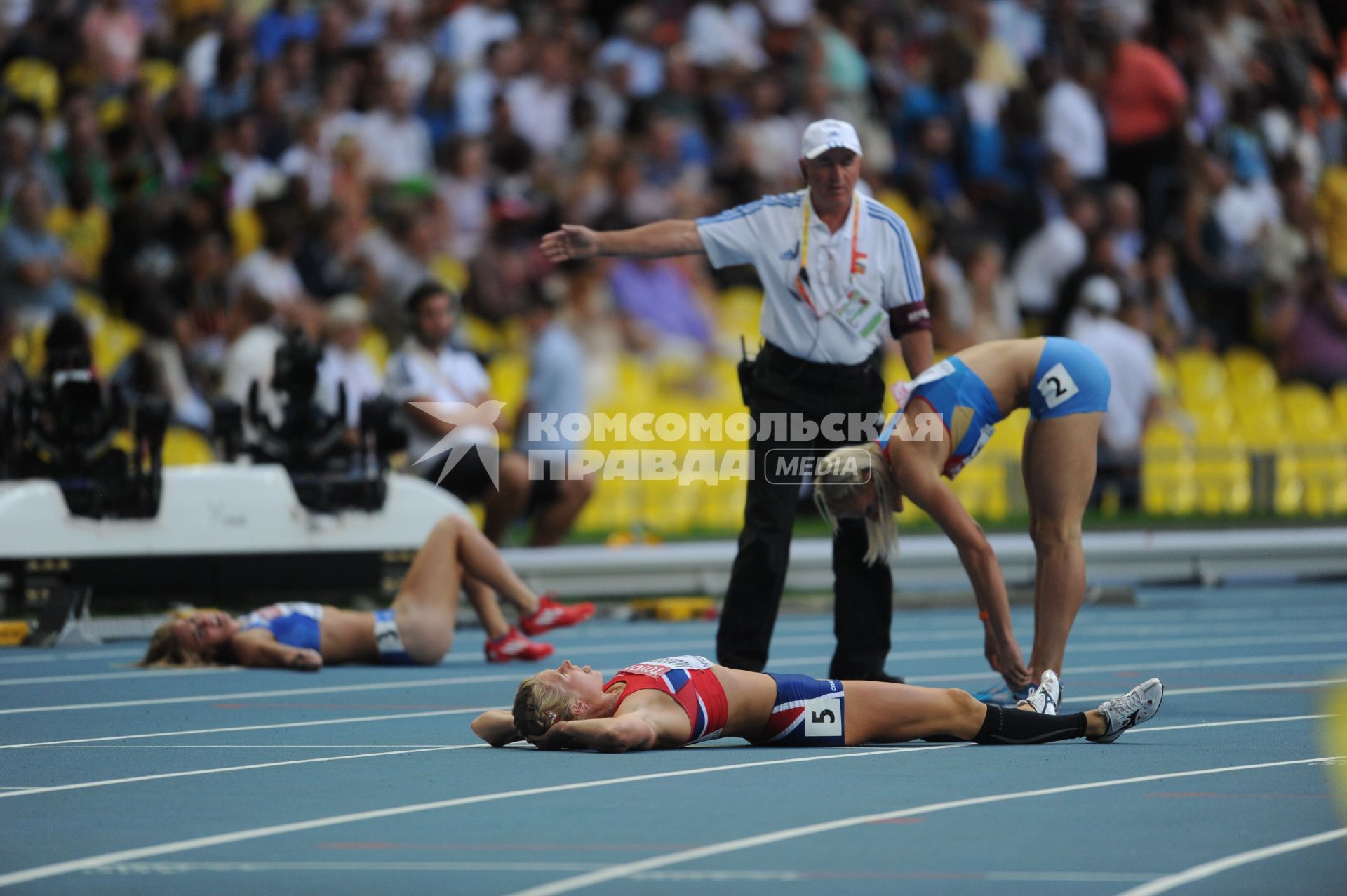 СК `Лужники`. Чемпионат мира по легкой атлетике 2013. Семиборье. Забег на 800 м. На снимке: спортсменки после забега.