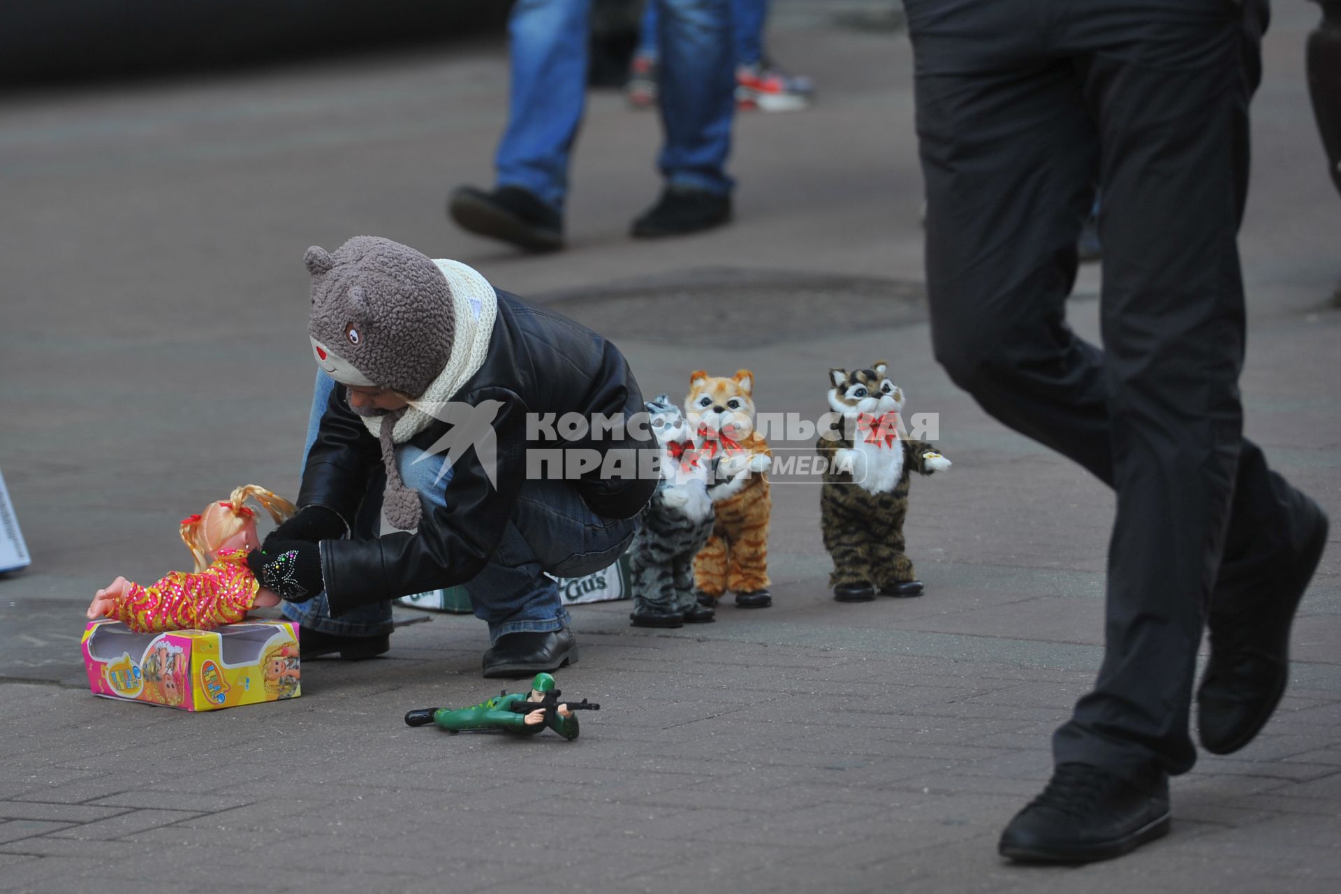 Ребенок играет в игрушки на улице.