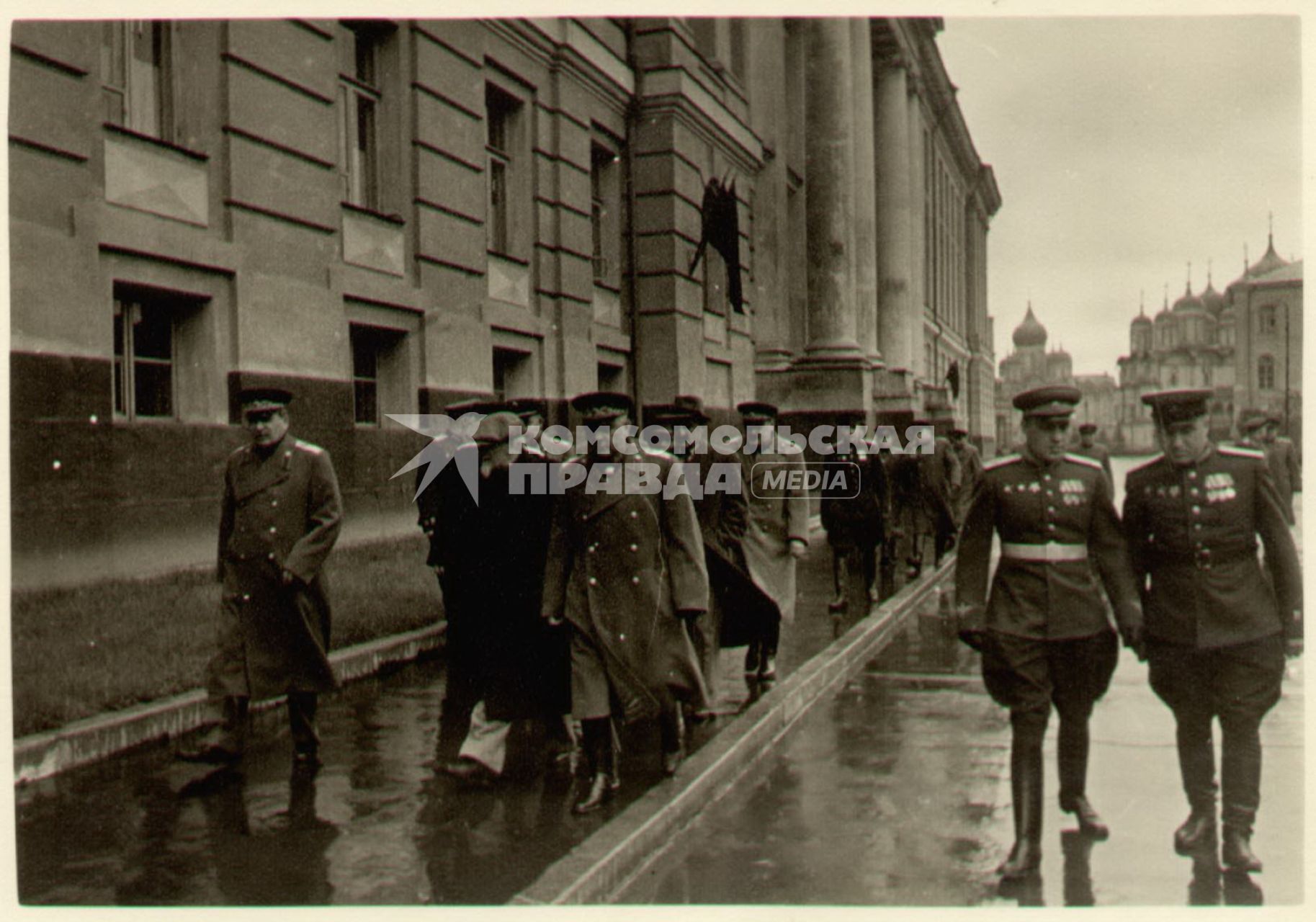 Пересьемка фотографий. Исторический парад. На снимке (слева): российский революционер, советский политический, государственный, военный и партийный деятель Иосиф Сталин