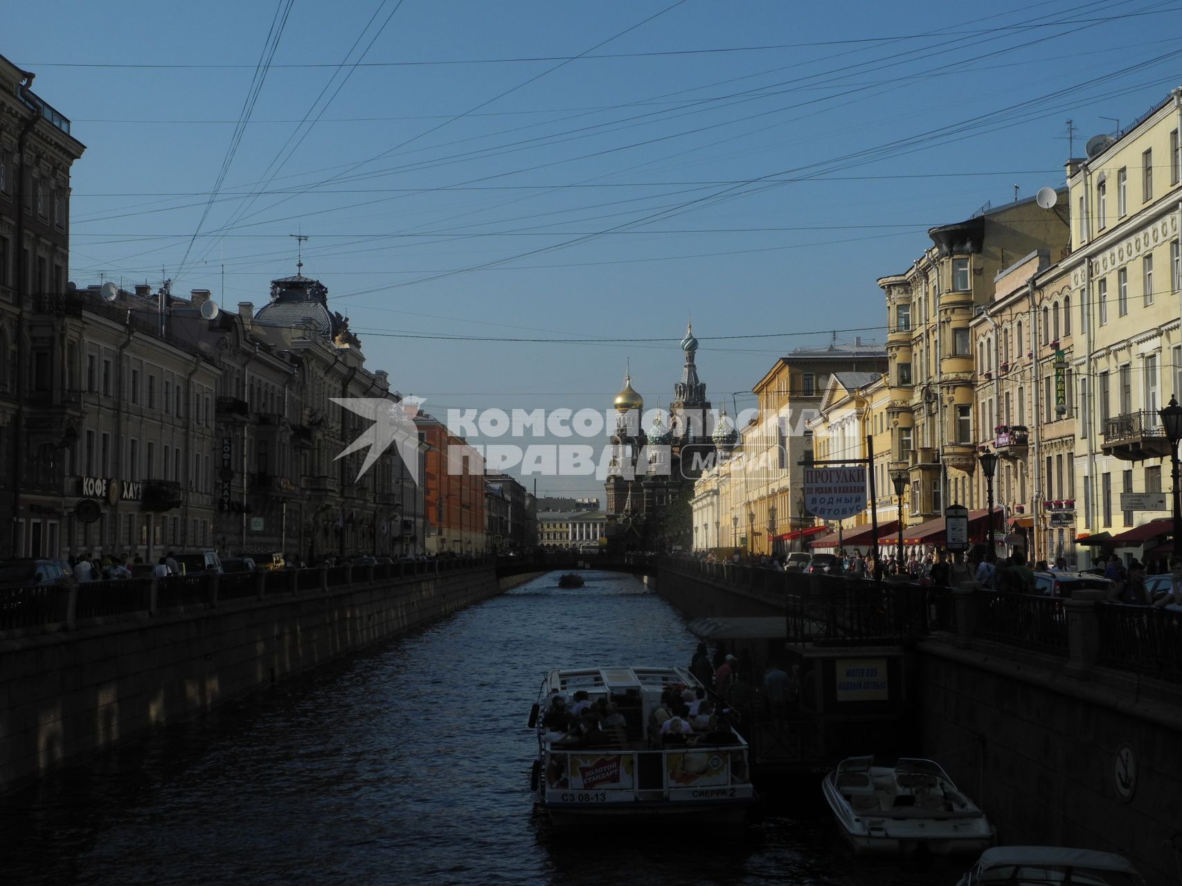 Водные прогулки по Санкт-Петербургу. На снимке: катера у стоянки и вывеска `Прогулки по рекам и каналам. Водный автобус`