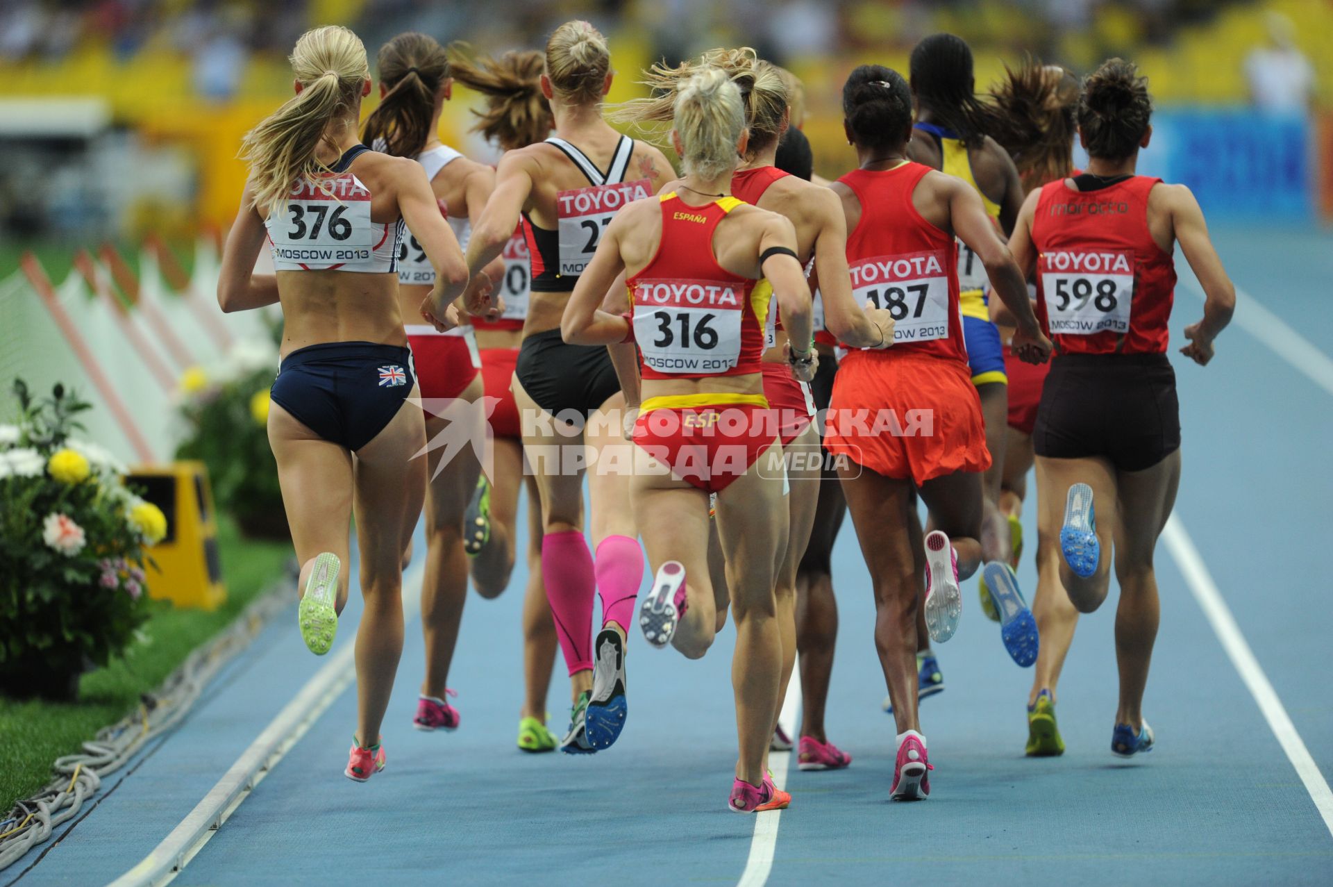 СК `Лужники`. Чемпионат мира по легкой атлетике 2013.  Финальный забег на 1500 м среди женщин. На снимке: спортсменки во время соревнований.