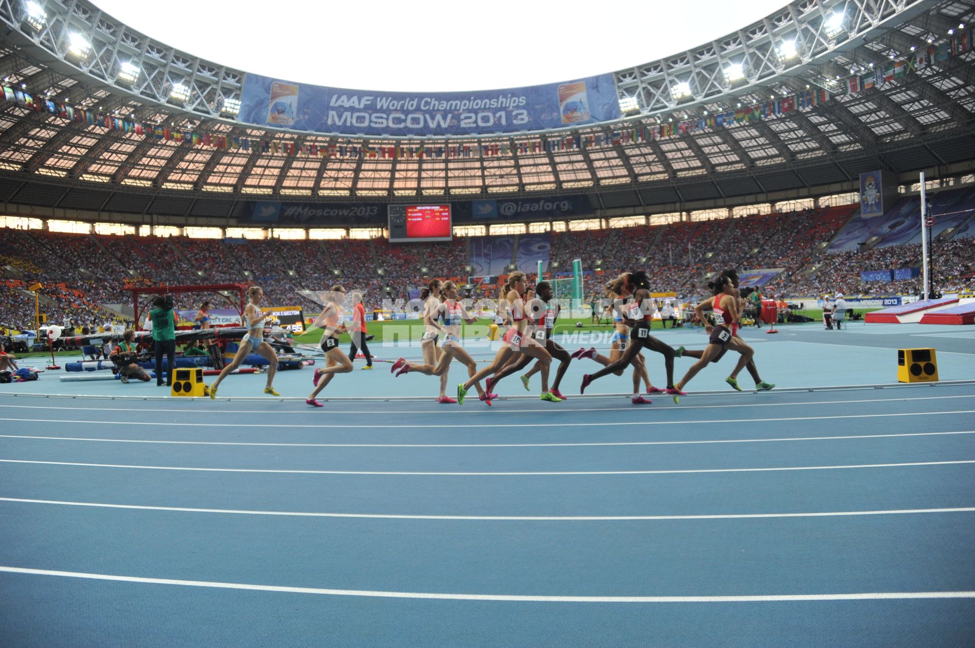 СК `Лужники`. Чемпионат мира по легкой атлетике 2013.  Финальный забег на 1500 м среди женщин. На снимке: спортсменки во время соревнований.