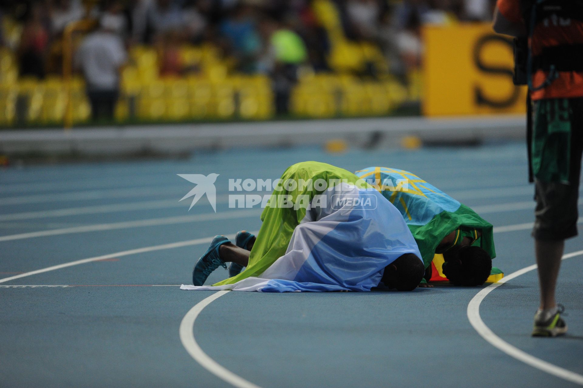 СК `Лужники`. Чемпионат мира по легкой атлетике 2013.  Финальный забег на 800 м среди мужчин . На снимке (слева направо): спортсмены Аянлех Сулейман  (Джибути) и Мохаммед Аман (Эфиопия) после забега.