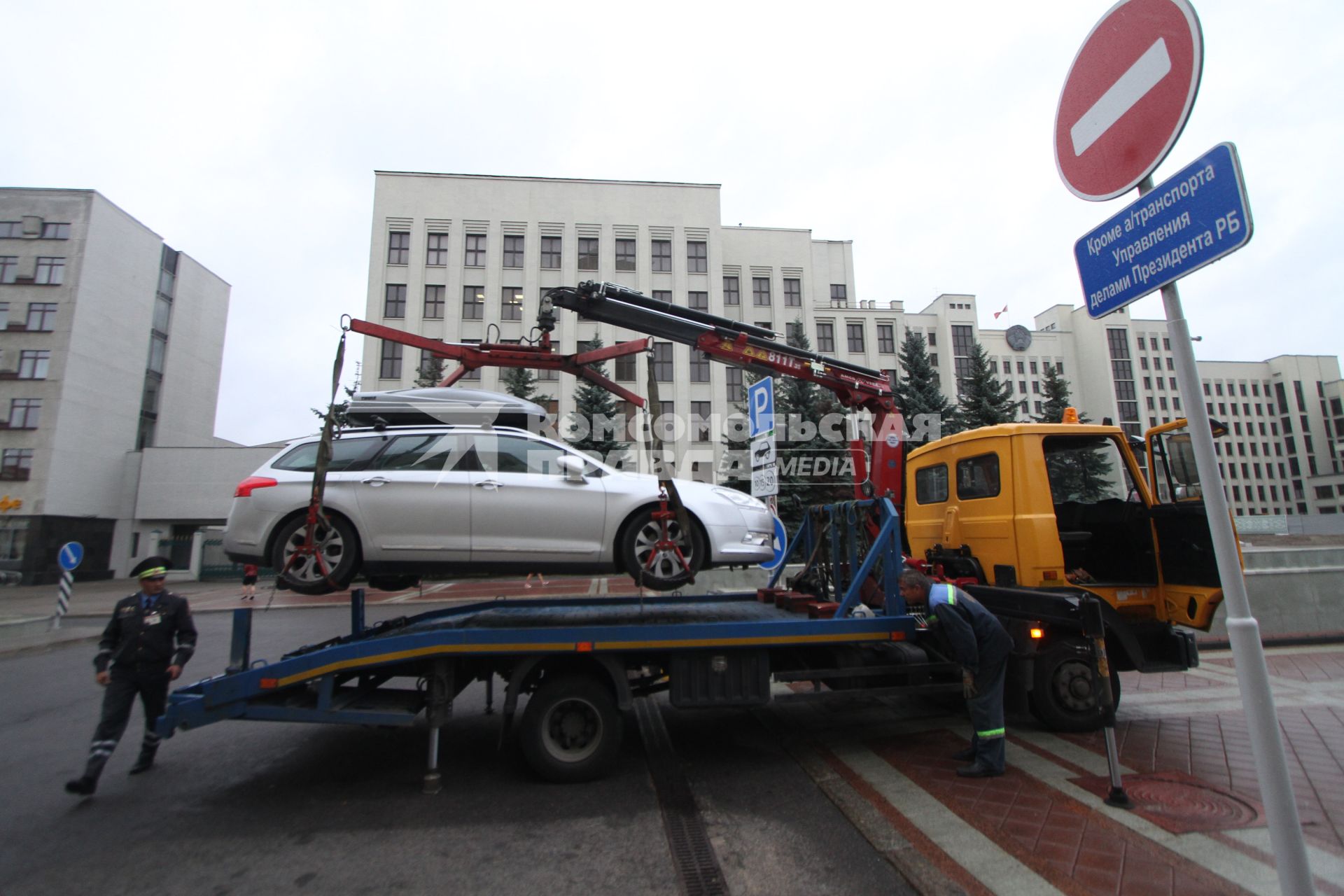 На площади Независимости в Минске эвакуируют автомобиль