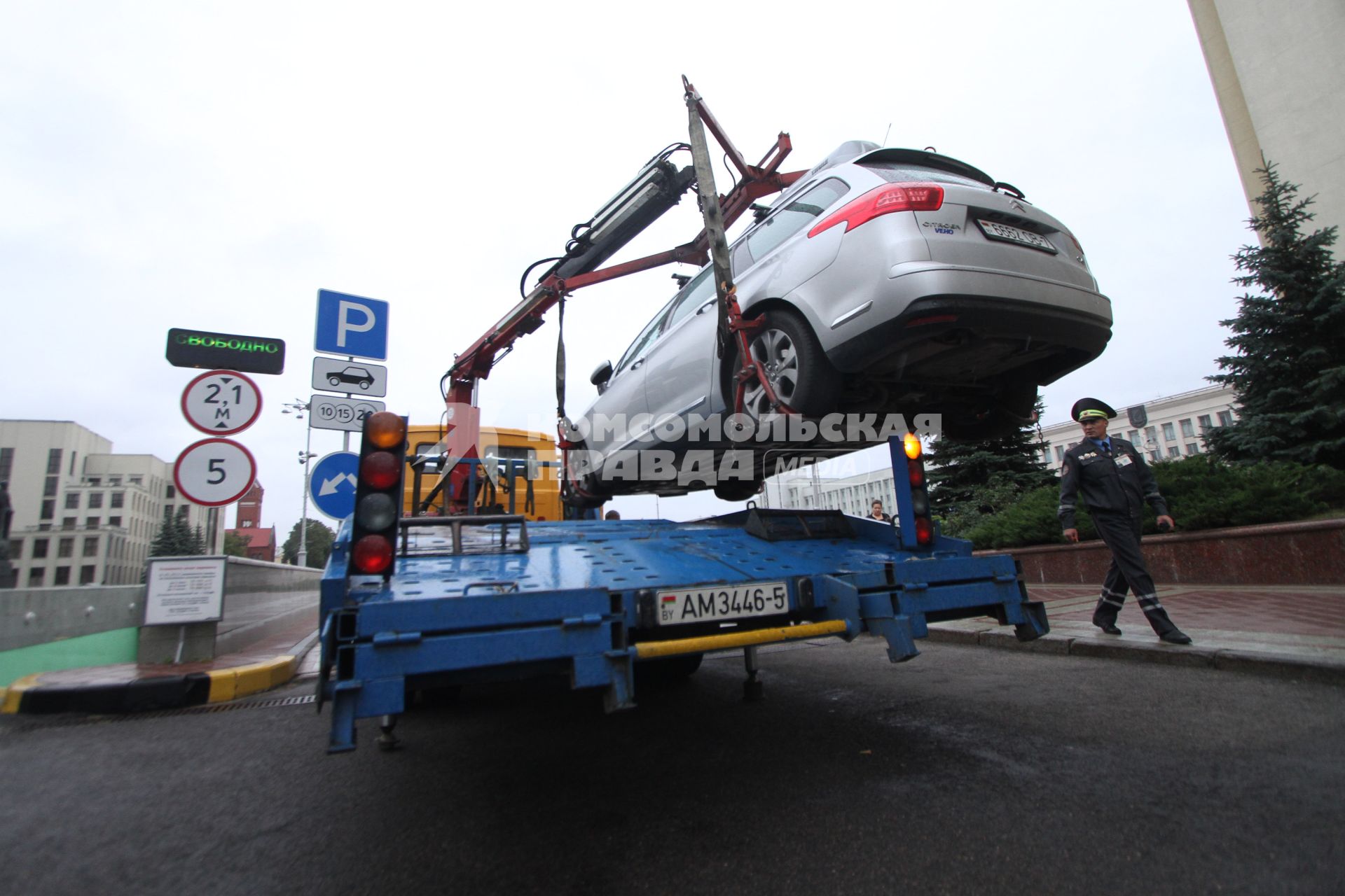 На площади Независимости в Минске эвакуируют автомобиль