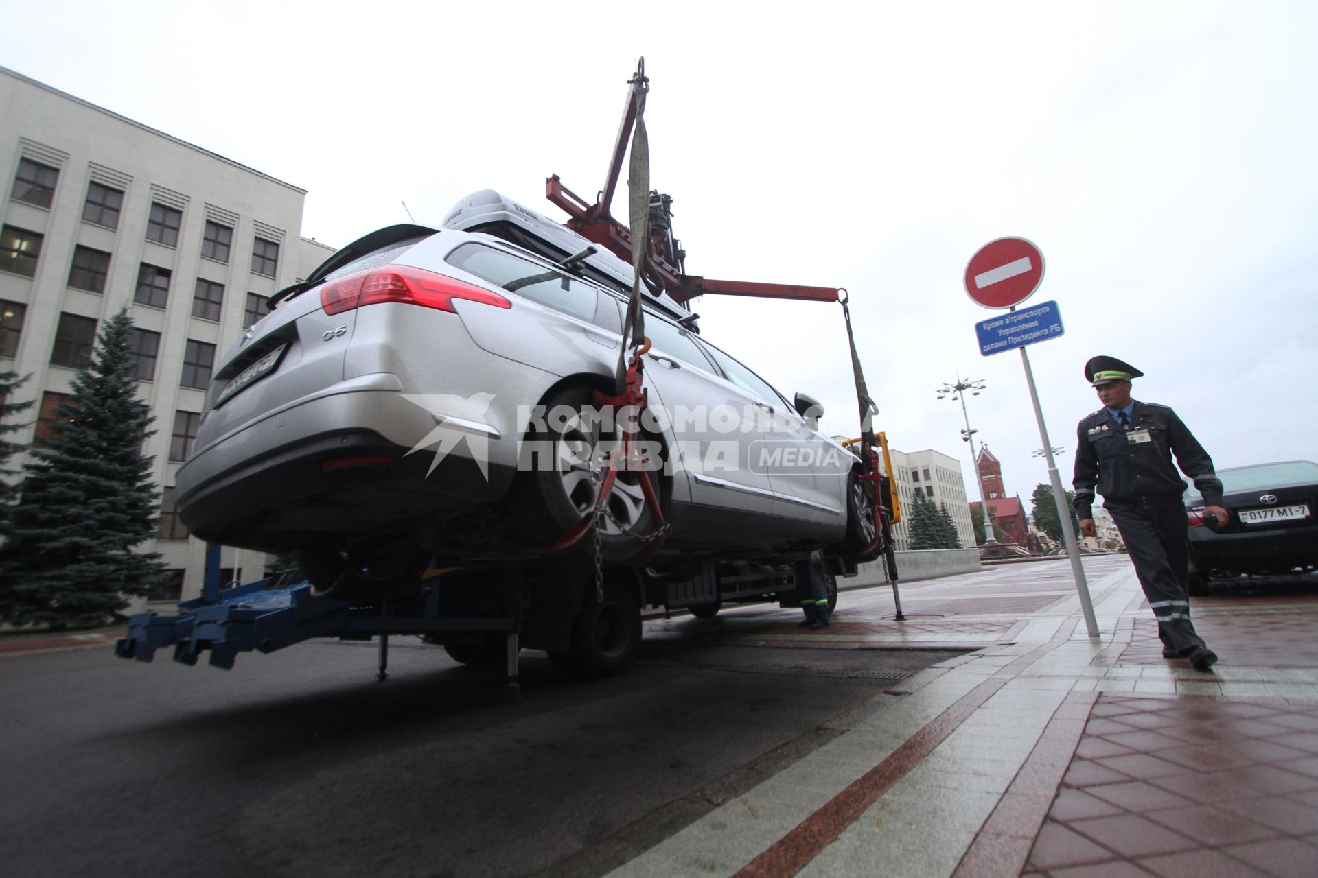 На площади Независимости в Минске эвакуируют автомобиль