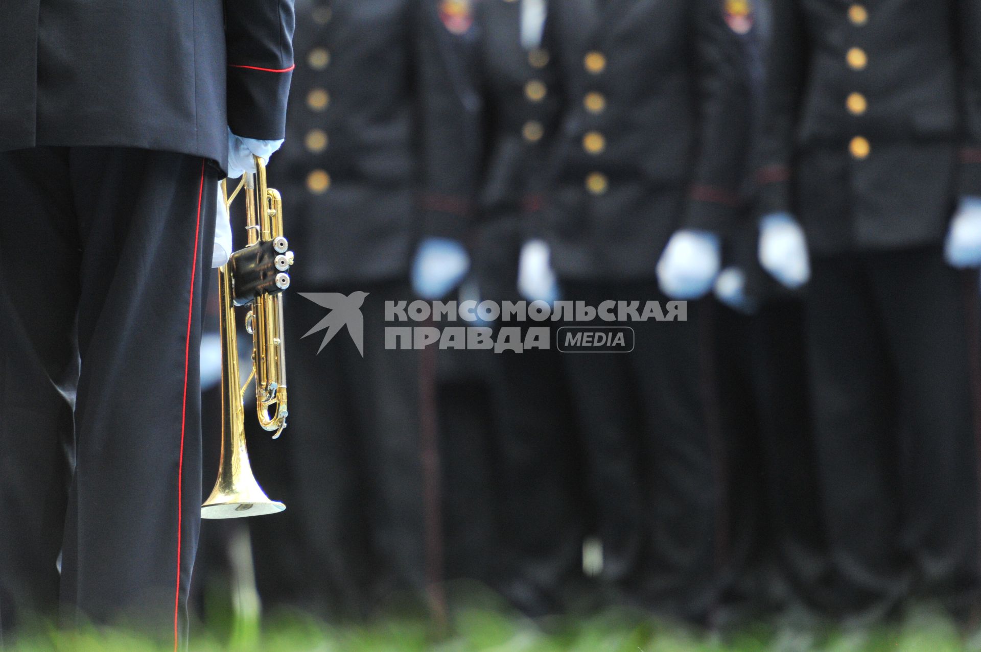 СК `Лужники`.  Спортивный праздник московской полиции. На снимке:  военный музыкант держит в руках трубу.