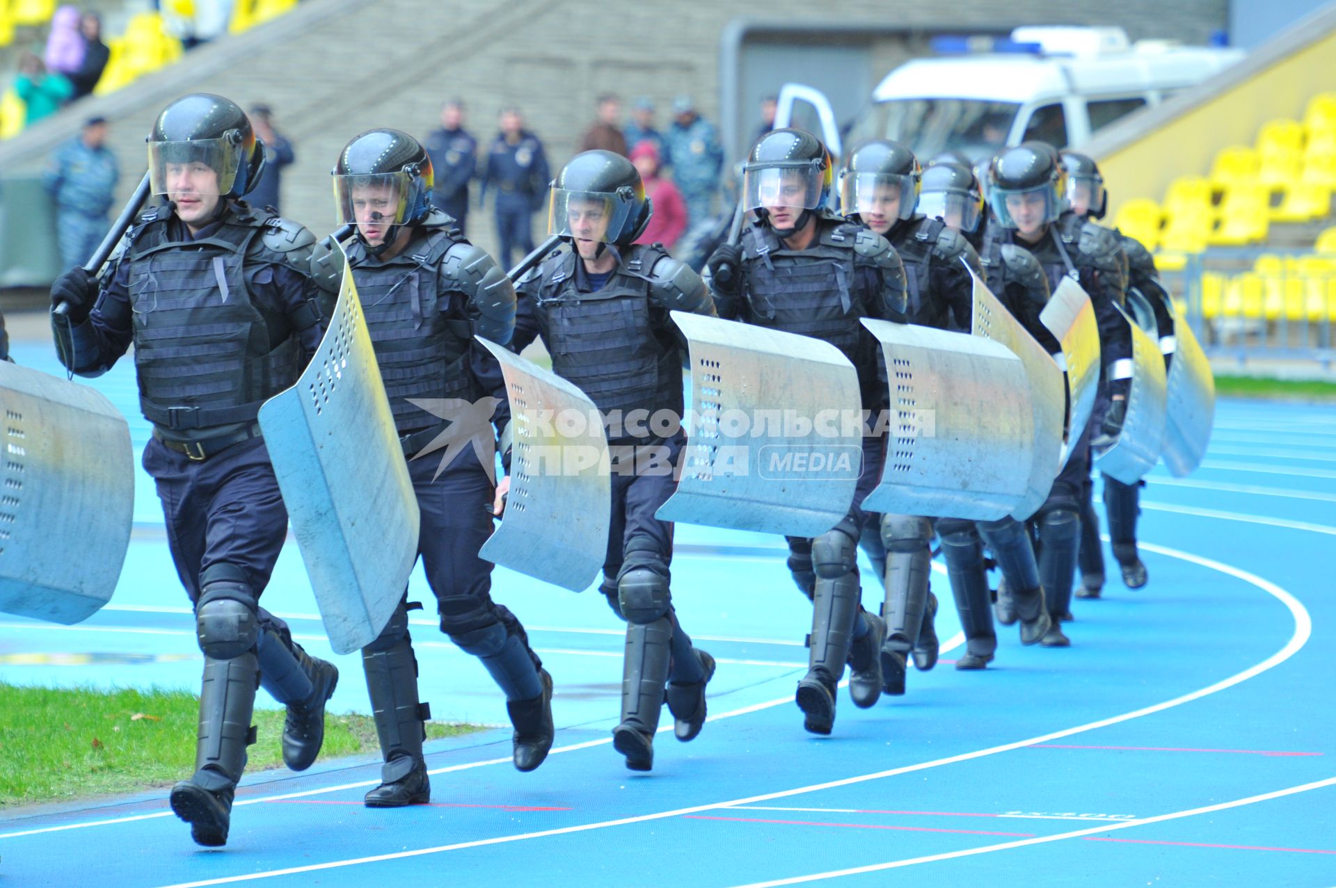 СК `Лужники`.  Спортивный праздник московской полиции. На снимке: показательные выступления бойцов ОМОНа.