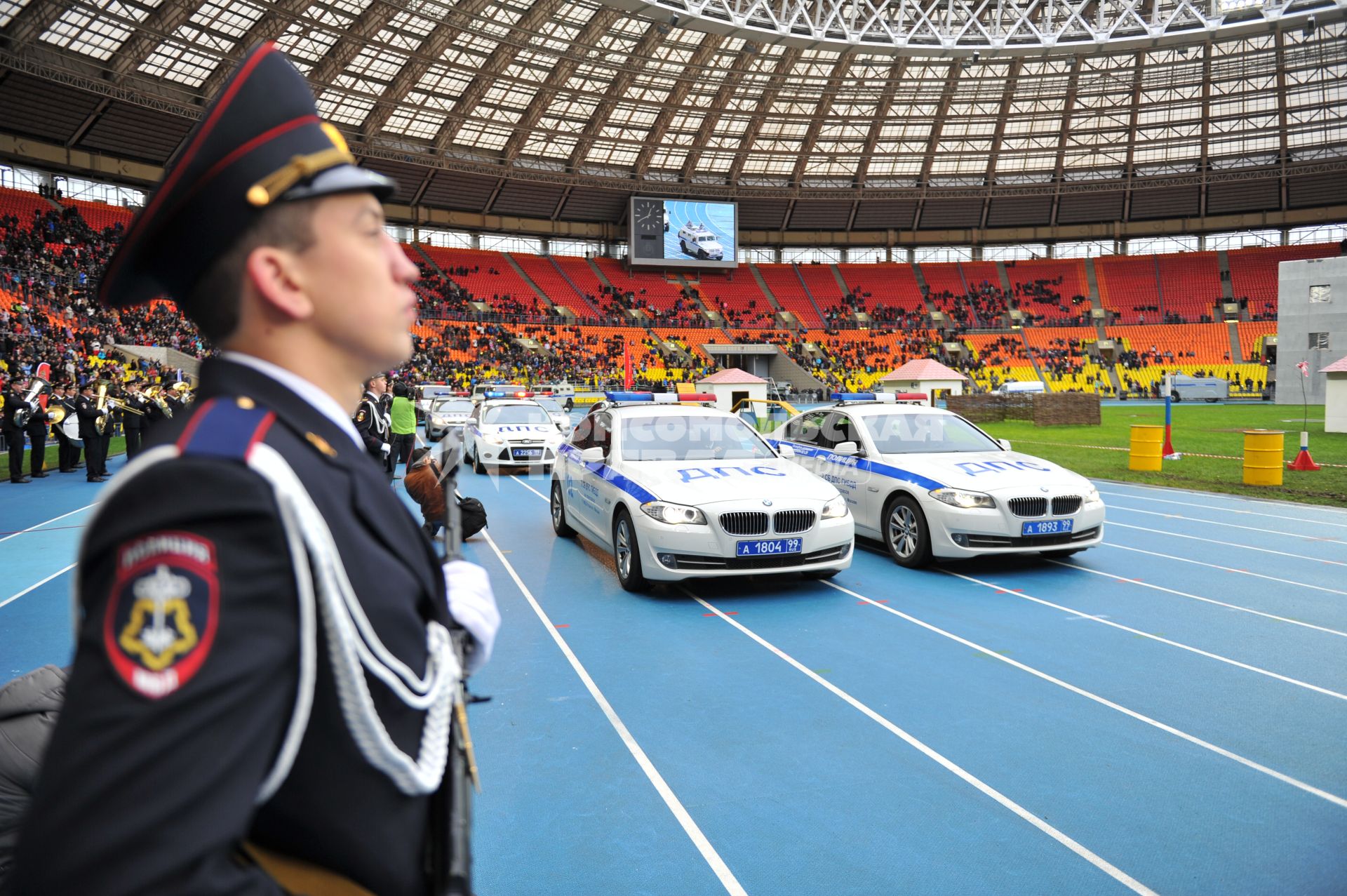 СК `Лужники`.  Спортивный праздник московской полиции. На снимке: показательные выступления сотрудников ДПС.