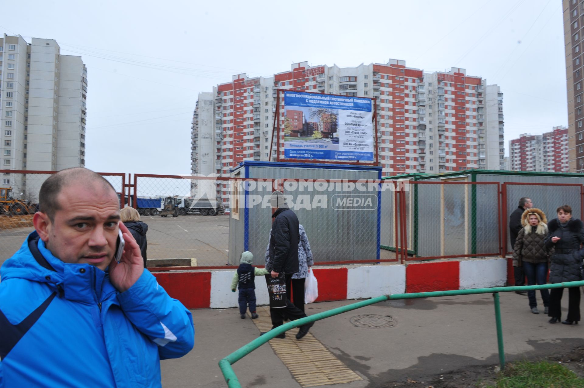 Новокосино. Строительство гостиничного комплекса для трудовых мигрантов по адресу Новокосинская улица вл. 18. На снимке: местные жители пикетируют против строительства.