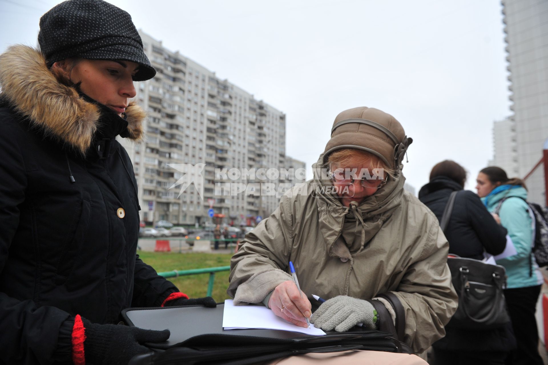 Новокосино. Строительство гостиничного комплекса для трудовых мигрантов по адресу Новокосинская улица вл. 18. На снимке: местные жители пикетируют против строительства. Сбор подписей.