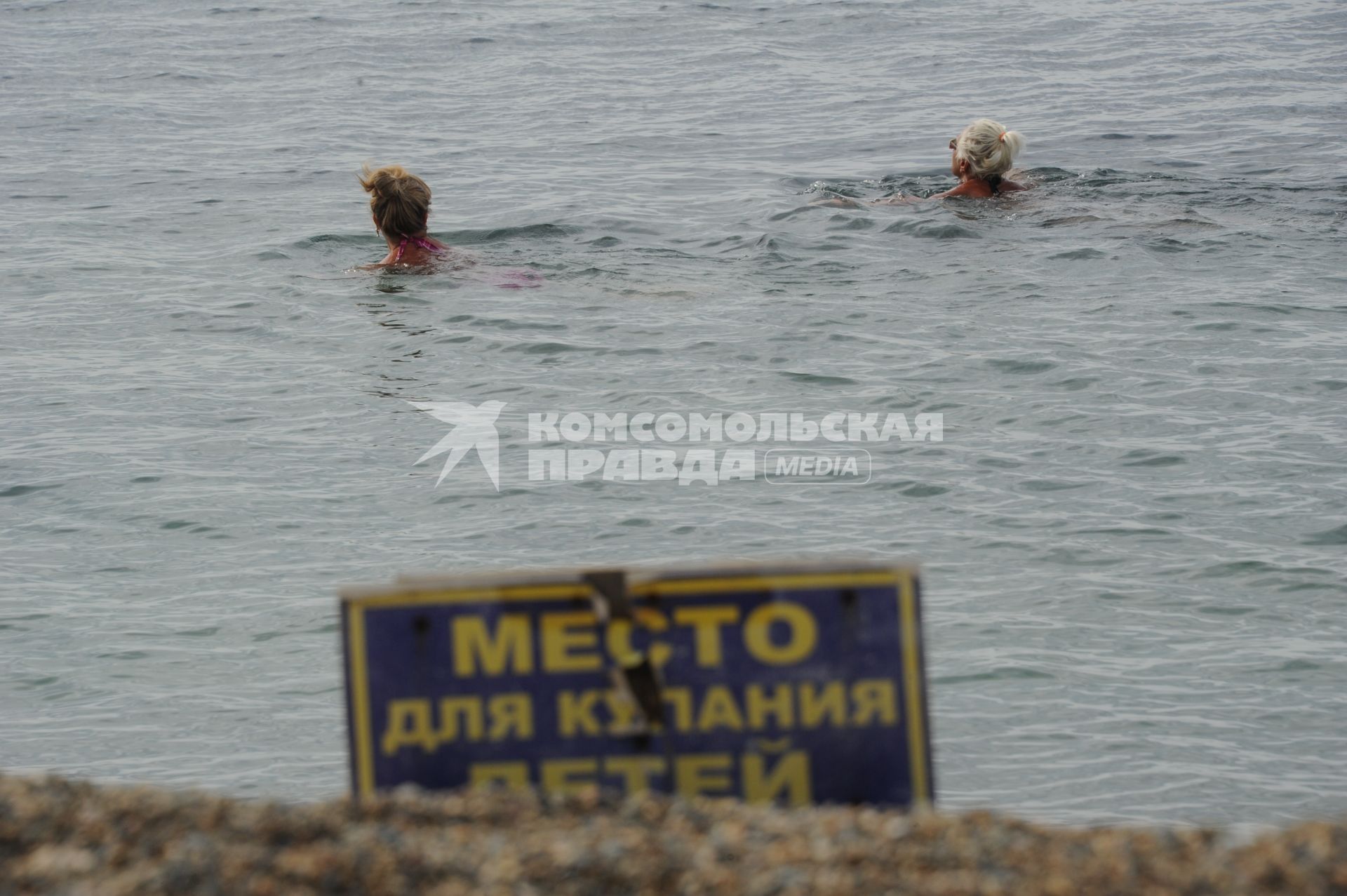 Геленджик. Пляж. На снимке: женщины плавают в море.