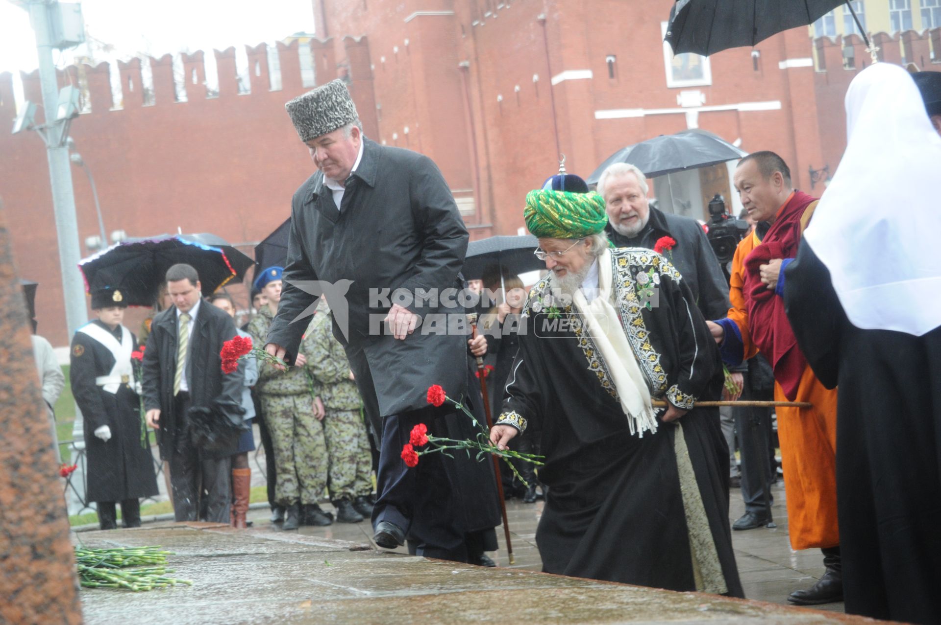 День народного единства. Церемония возложения цветов к памятнику Минину и Пожарскому. На снимке: Верховный муфтий, председатель Центрального духовного управления мусульман РФ Талгат Таджудди (в центре) и  глава Буддийской традиционной сангхи РФ Дамба Аюшеев (справа).