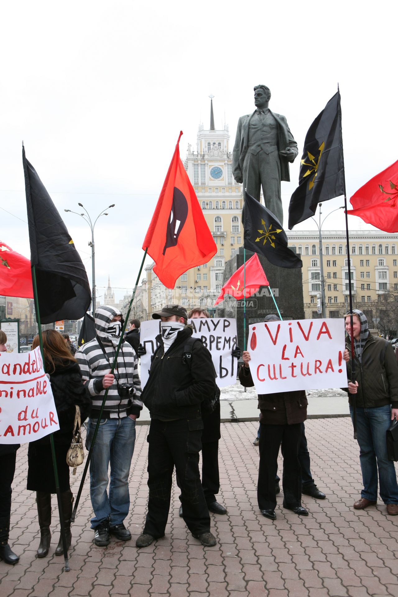 Митинг против засилья гламура в СМИ, организованный политической организацией `Евразийский союз молодежи` на Триумфальной площади. На снимке: активист держит плакат `Viva la cultura! (культура жива)`.