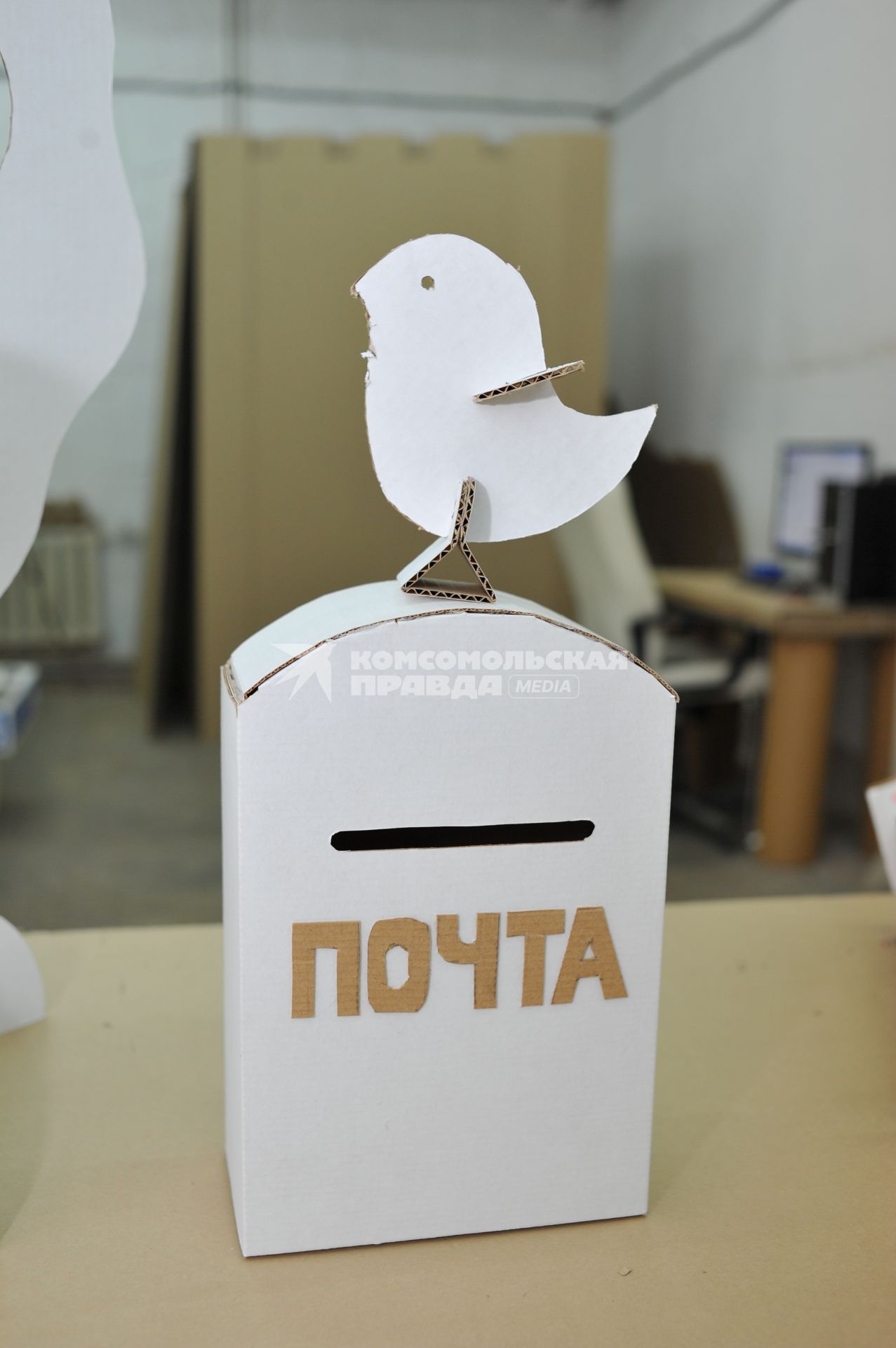 Поделки из картона изготовленные  Евгением Кудрявцевым. На снимке: почтовый ящик с птичкой.