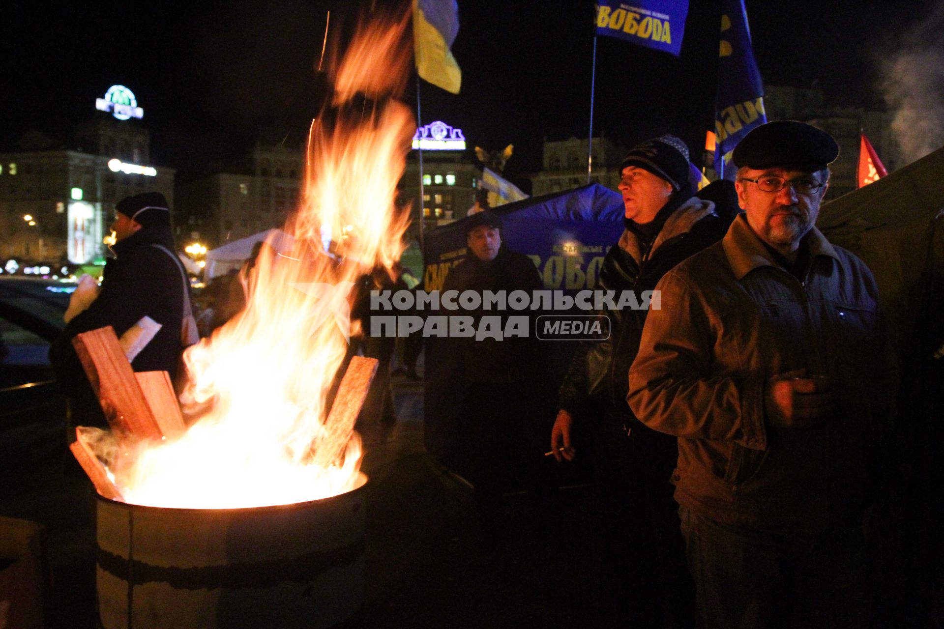 Евромайдан. Акция сторонников евроинтеграции Украины у здания Киевской городской государственной администрации (Мэрии).