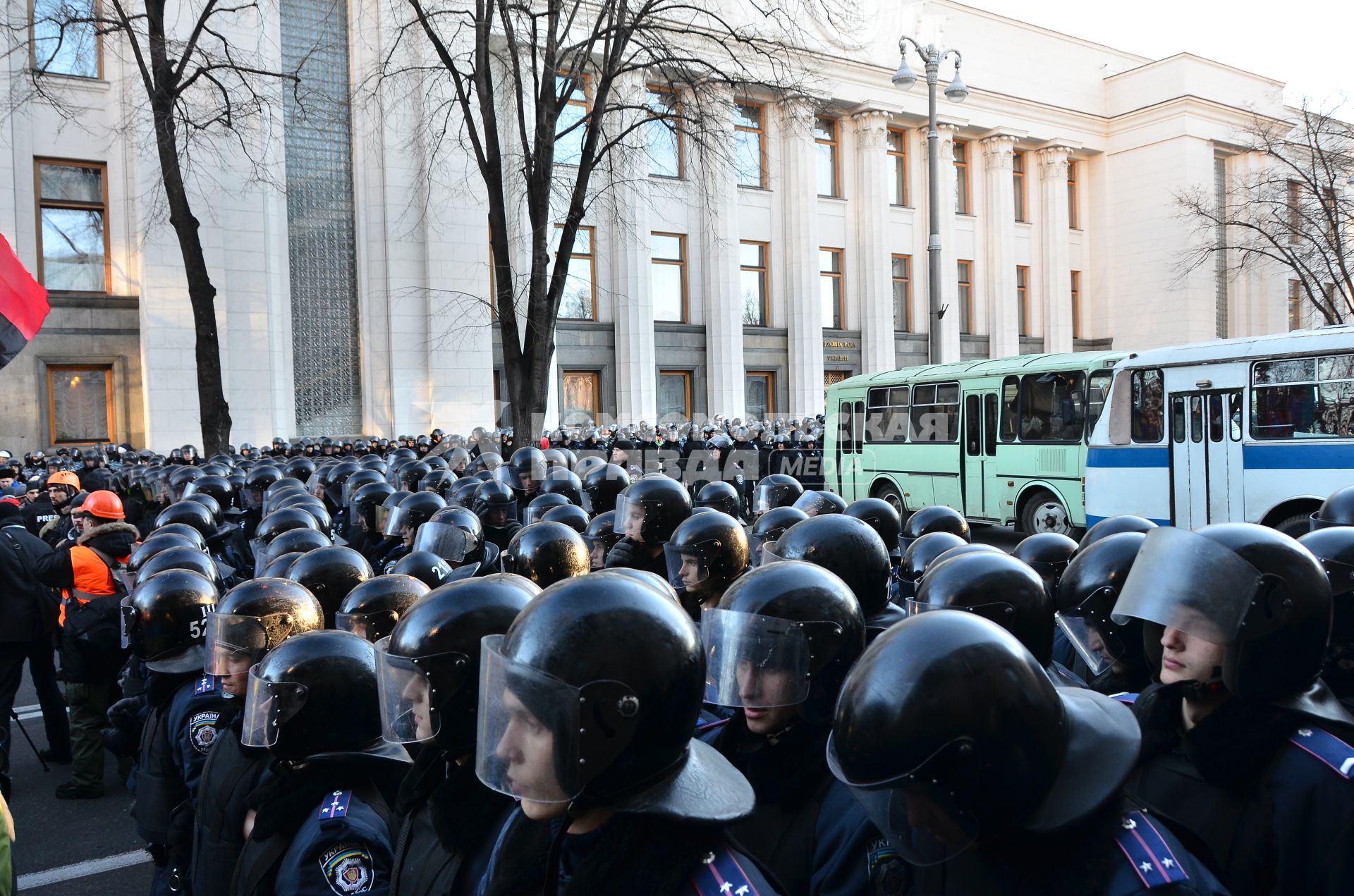 Евромайдан. Акция сторонников евроинтеграции Украины у здания Верховной Рады. На снимке: сотрудники милицейского спецподразделения `Беркут` стоят в оцеплении.