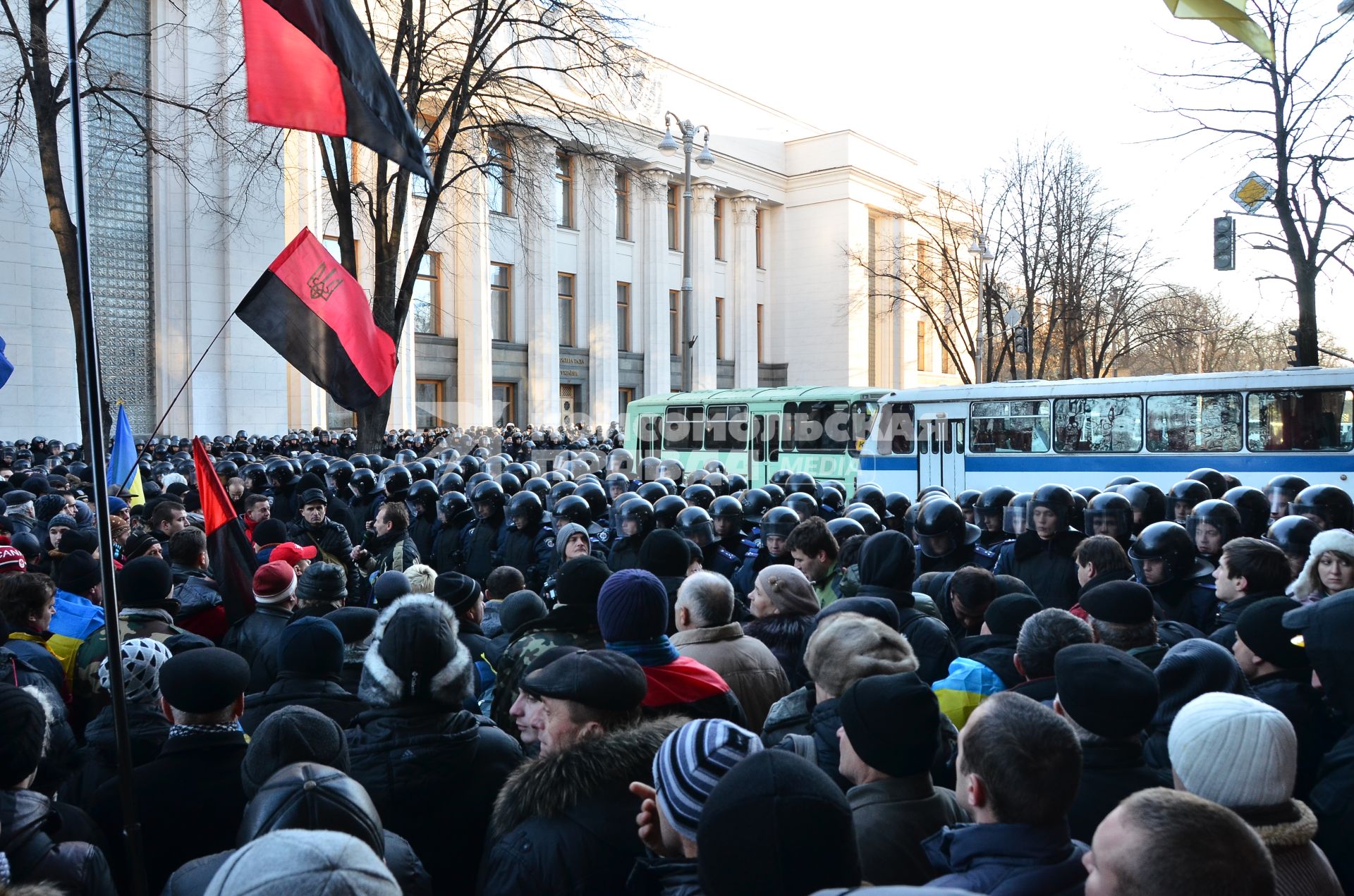 Евромайдан. Акция сторонников евроинтеграции Украины у здания Верховной Рады. На снимке: активисты держат красно-черные флаги Украинской национальной революции, сотрудники милицейского спецподразделения `Беркут` стоят в оцеплении.