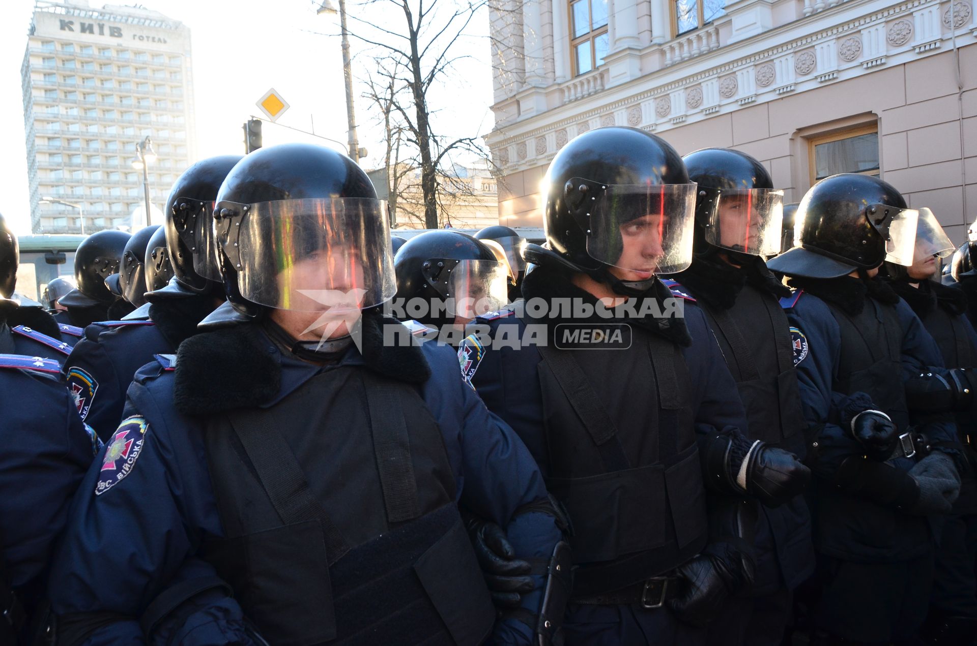 Евромайдан. Акция сторонников евроинтеграции Украины у здания Верховной Рады. На снимке: сотрудники милицейского спецподразделения `Беркут` стоят в оцеплении.