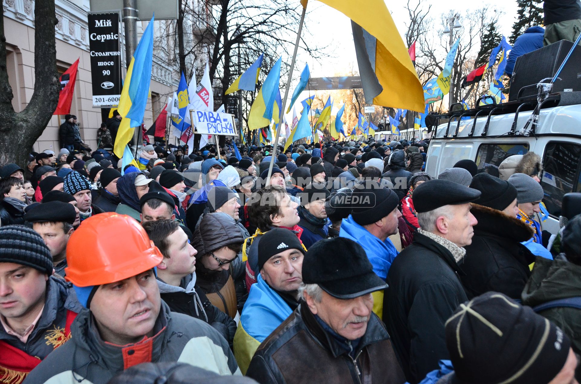 Евромайдан. Акция сторонников евроинтеграции Украины у здания Верховной Рады. На снимке: один из активистов дает интервью.