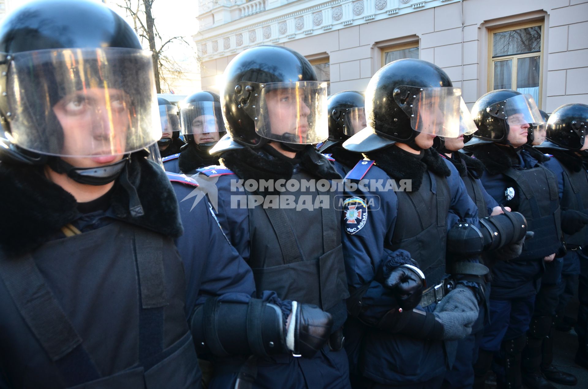 Евромайдан. Акция сторонников евроинтеграции Украины у здания Верховной Рады. На снимке: сотрудники милицейского спецподразделения `Беркут` стоят в оцеплении.