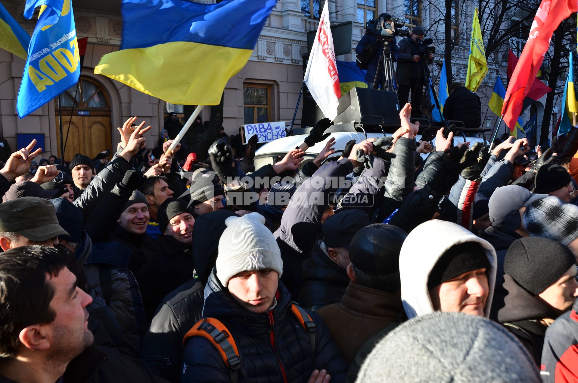 Евромайдан. Акция сторонников евроинтеграции Украины у здания Верховной Рады.