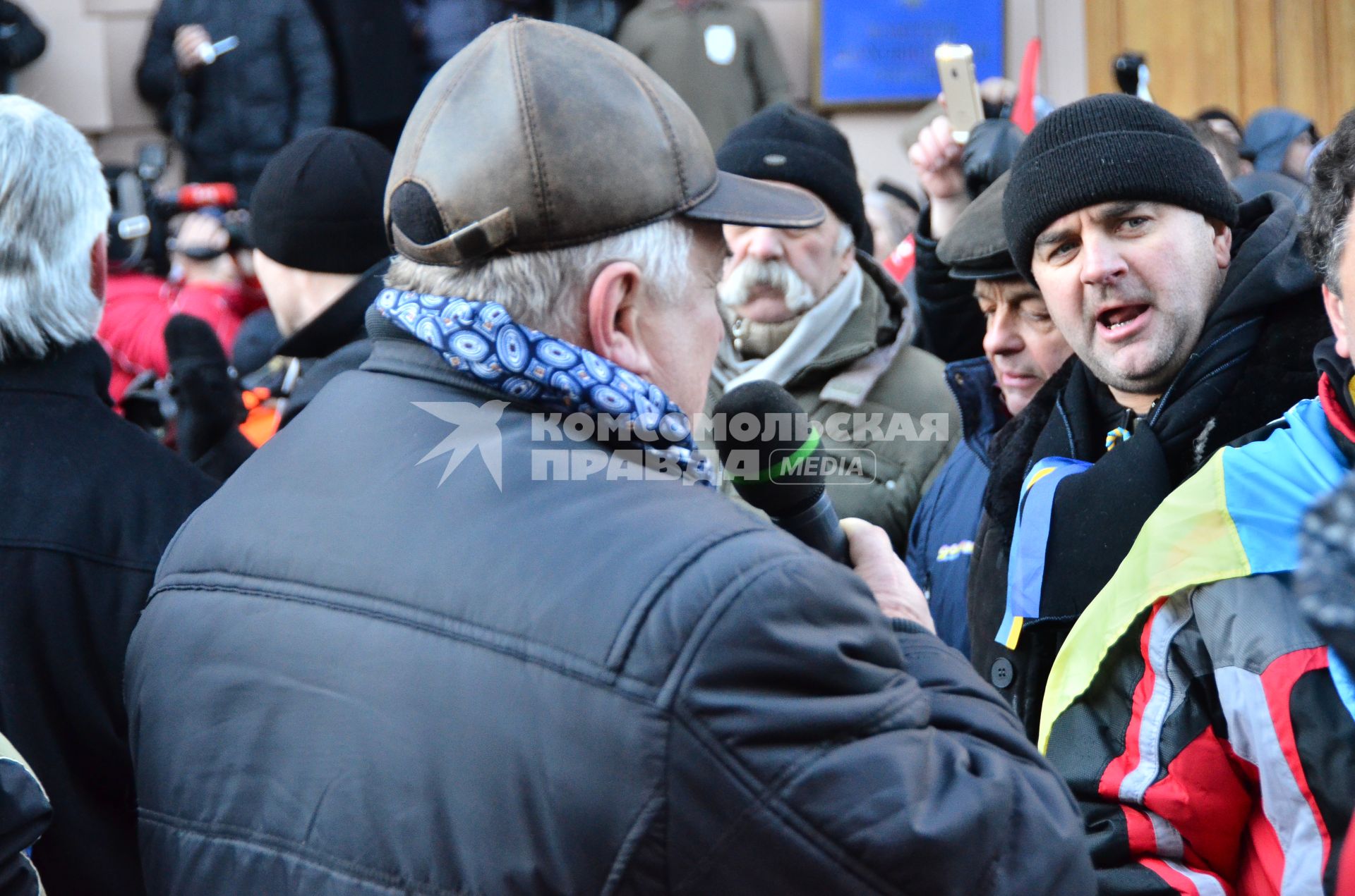 Евромайдан. Акция сторонников евроинтеграции Украины у здания Верховной Рады. На снимке: один из активистов дает интервью.