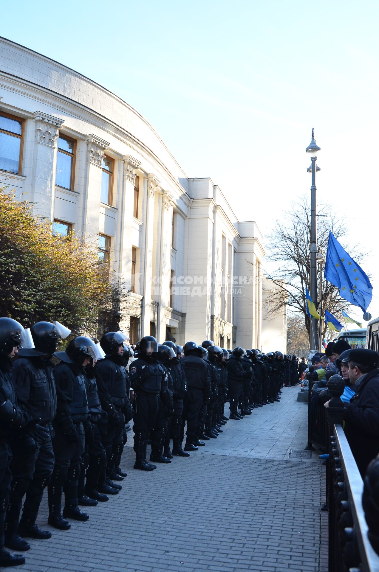 Евромайдан. Акция сторонников евроинтеграции Украины у здания Верховной Рады. На снимке: сотрудники милицейского спецподразделения `Беркут` стоят в оцеплении.