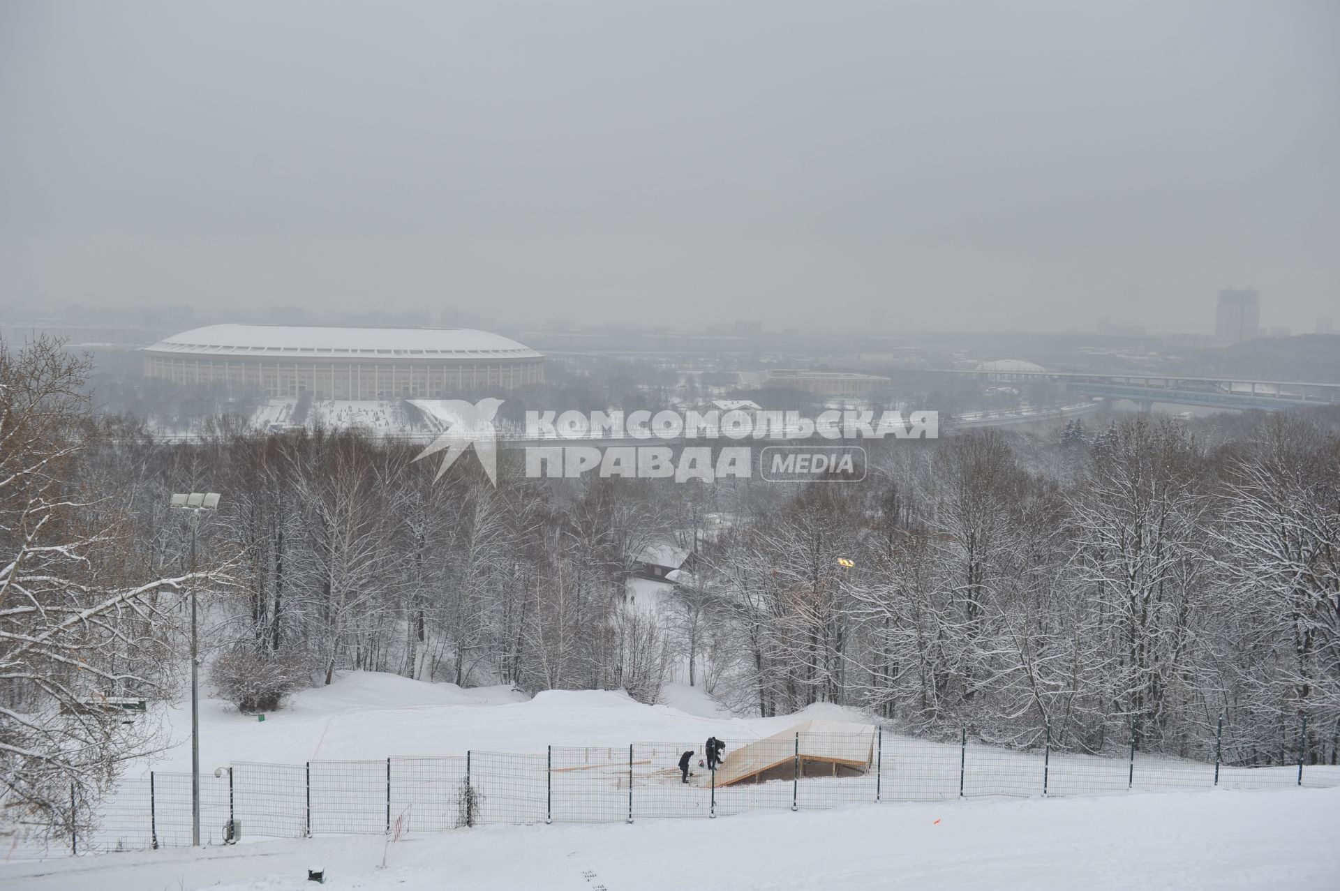 Снег в Москве. На снимке: вид со смотровой площадки на СК `Лужники`.