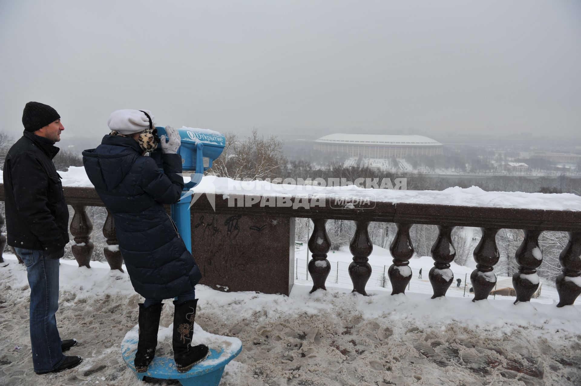 Смотровая площадка на Воробьевых горах. На снимке: девочка смотрит в обзорный бинокль.