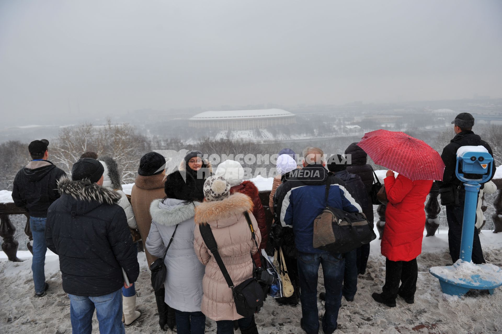 Смотровая площадка на Воробьевых горах. На снимке: экскурсия.