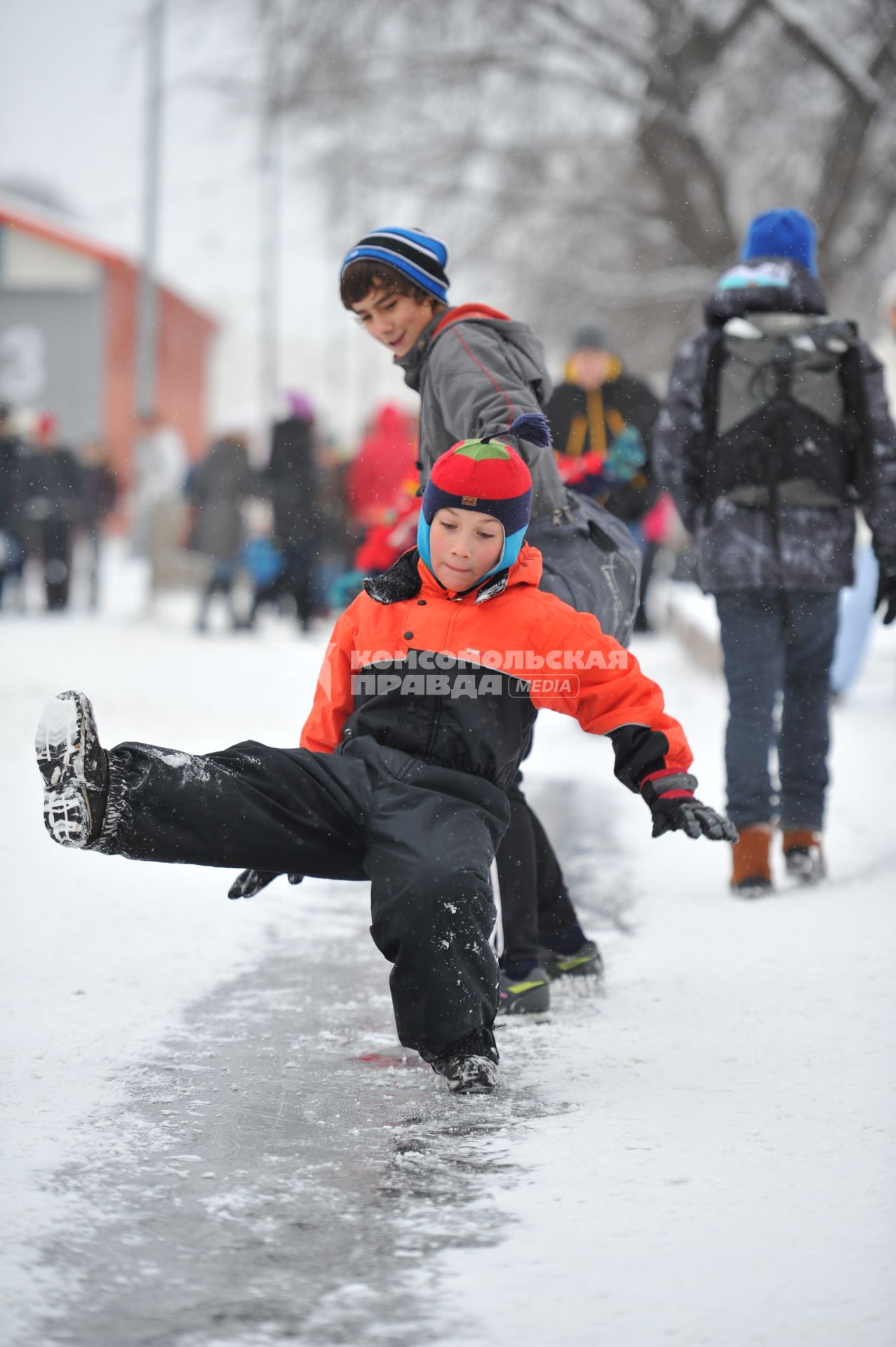 Снег в Москве. Парк Горького. На снимке: мальчик скользит по ледяной дорожке.