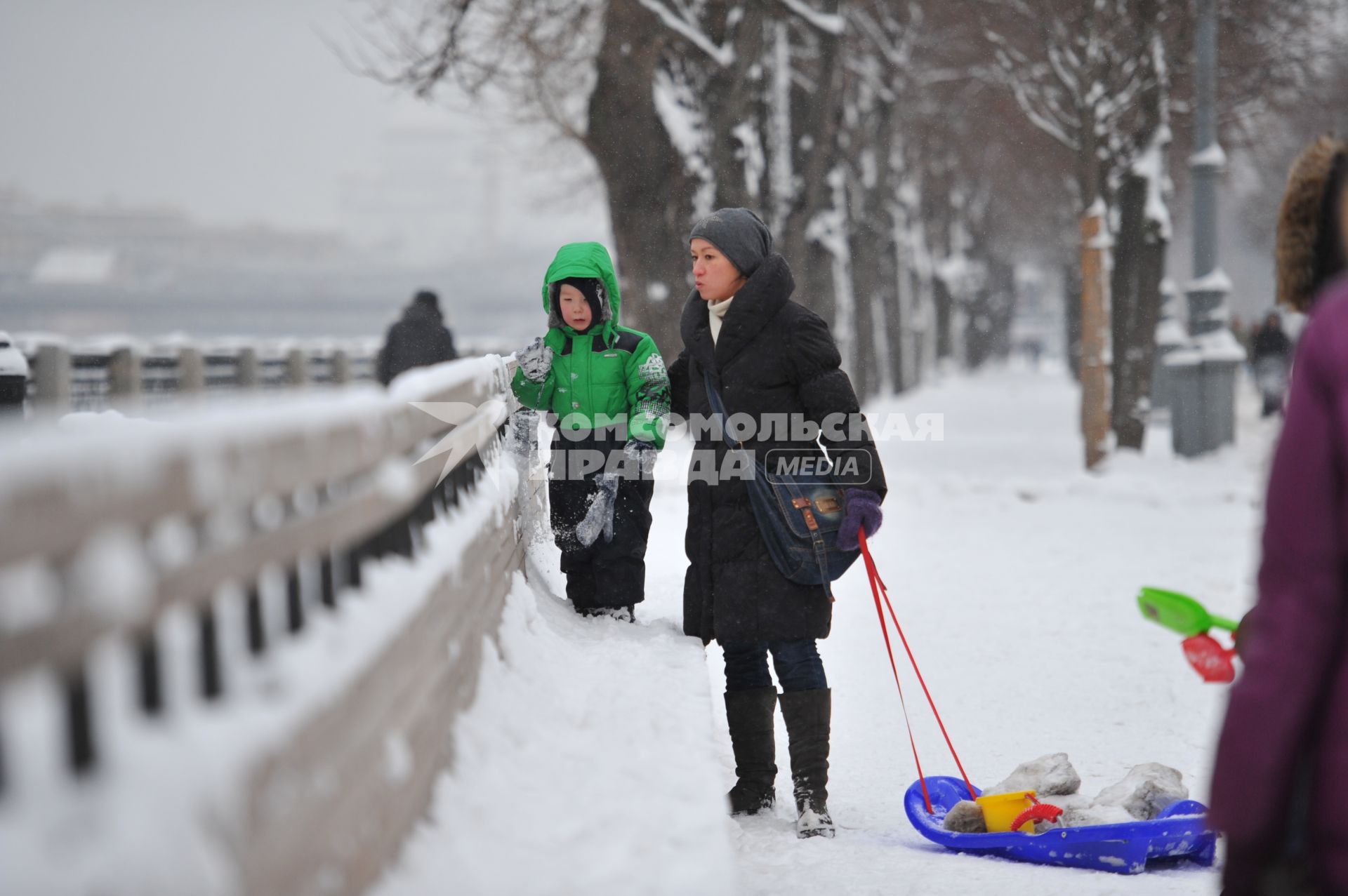 Снег в Москве. Парк Горького. На снимке: мама с  ребенком во время прогулки.