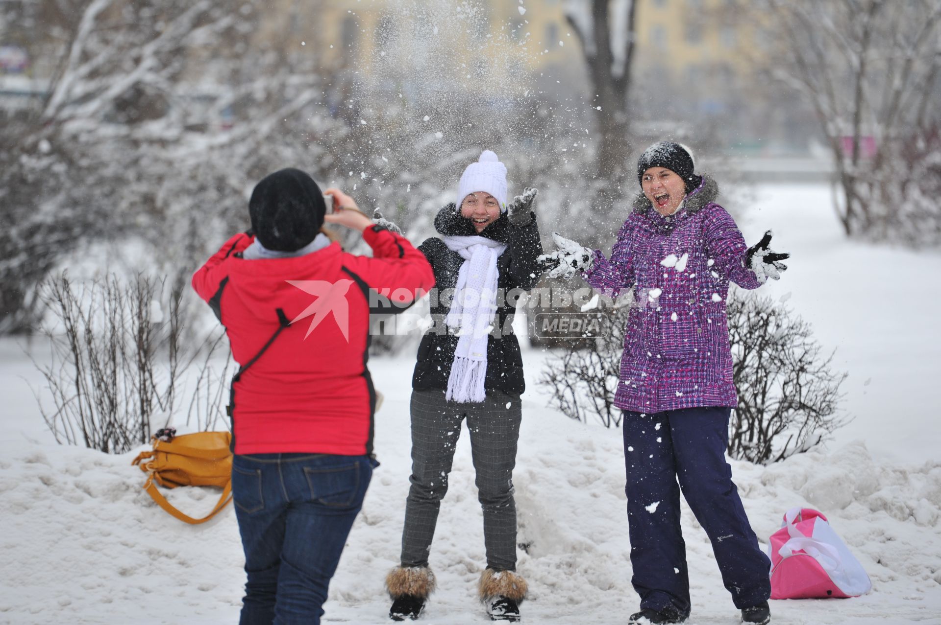 Снег в Москве. Парк Горького. На снимке: девушка фотографирует подруг.