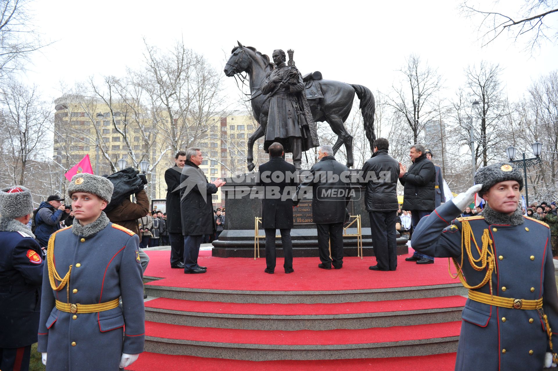 Торжественная церемония открытия памятника Герою Отечественной войны 1812 года, атаману Всевеликого войска Донского, генералу от кавалерии Матвею Ивановичу Платову в парке `Казачьей славы`. На снимке (слева направо): заместитель мэра Москвы Александр Горбенко, губернатор Ростовской области Василий Голубев, министр культуры Владимир Мединский, префект Юго-Восточного округа Владимир Зотов, заместитель полномочного представителя президента РФ в ЦФО, ответственный секретарь Совета при президенте РФ по делам казачества Николай Константинов и министр регионального развития РФ Игорь Слюняев.