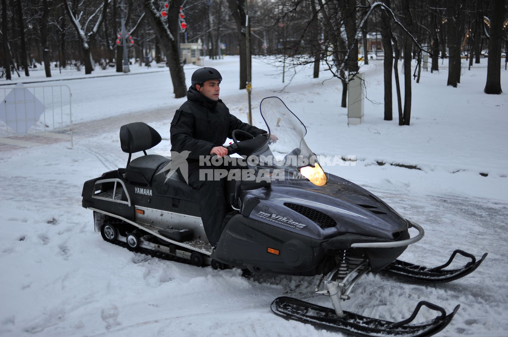 Многофункциональный центр зимних развлечений `Snegohod-Ville` в Парке Сокольники. На снимке: снегоход.