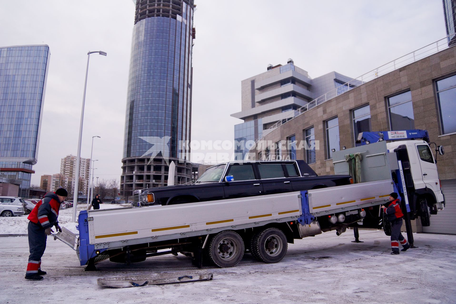 Екатеринбург. На снимке: служебный автомобиль первого президента России Бориса Ельцина ЗИЛ 41052, доставленный из Москвы для будущего музея Б.Ельцина.