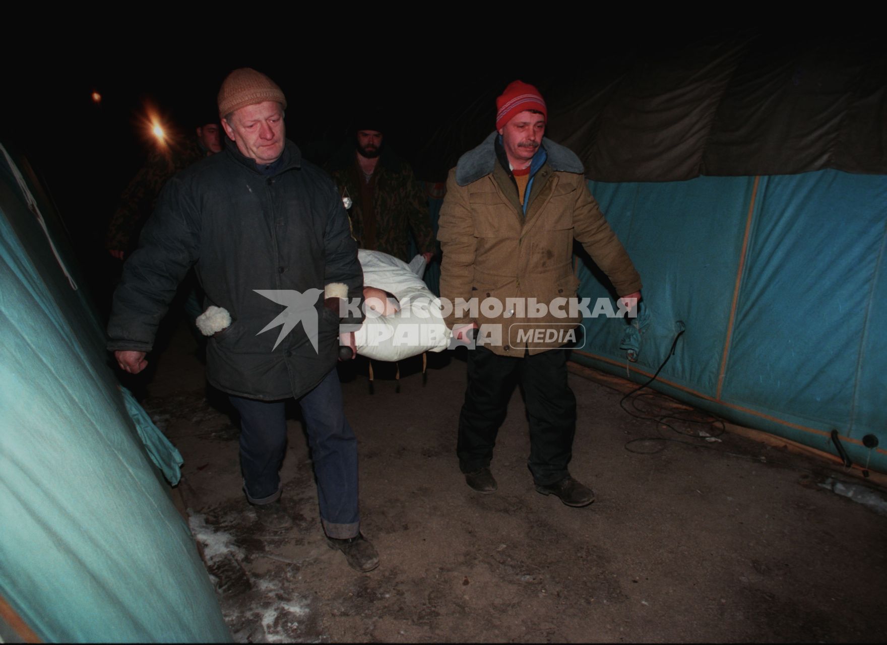 Начало первой чеченской войны. На снимке: мужчины несут раненого на носилках.