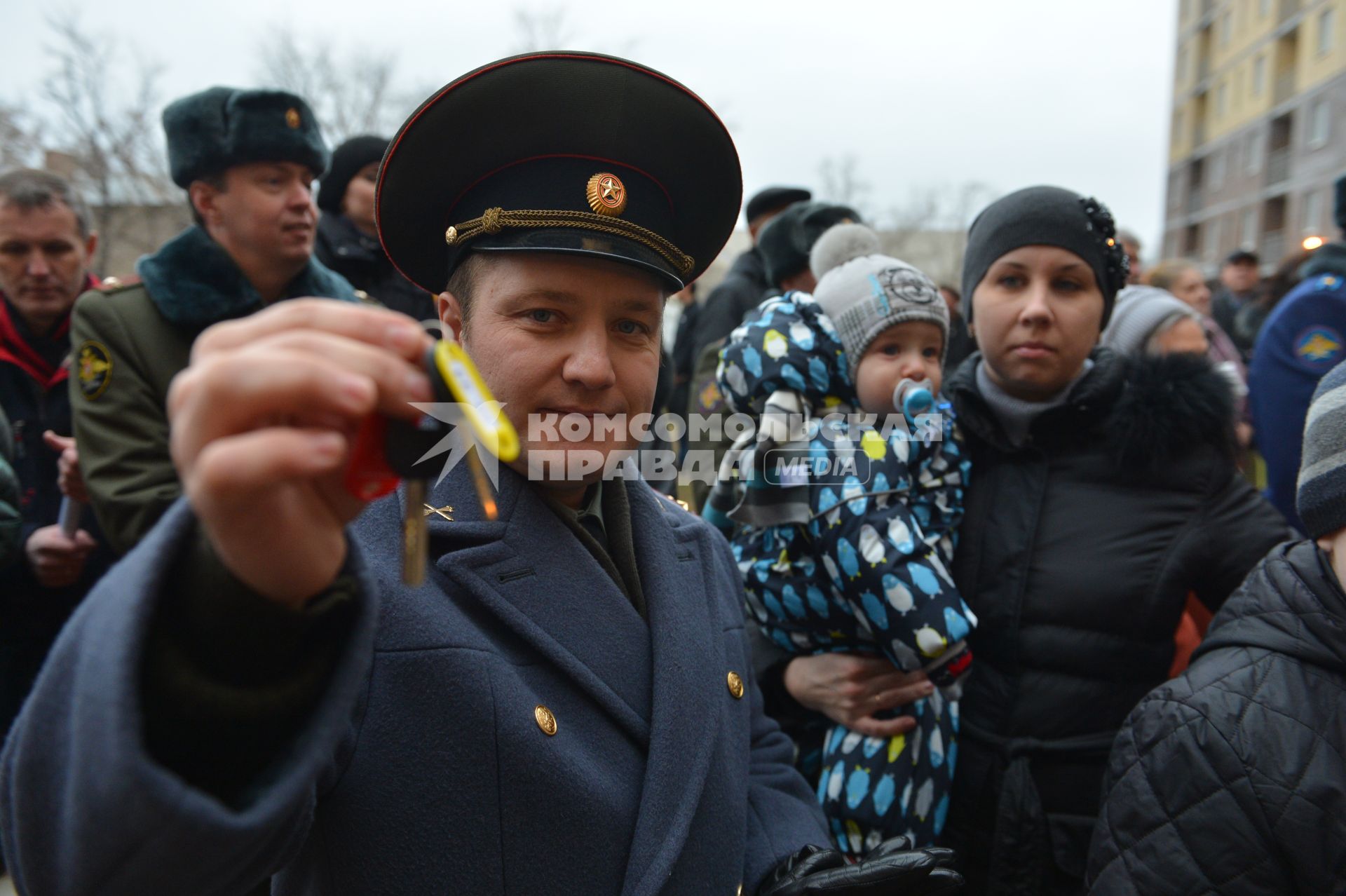 Жилье военным. Офицер с ключами от квартиры.