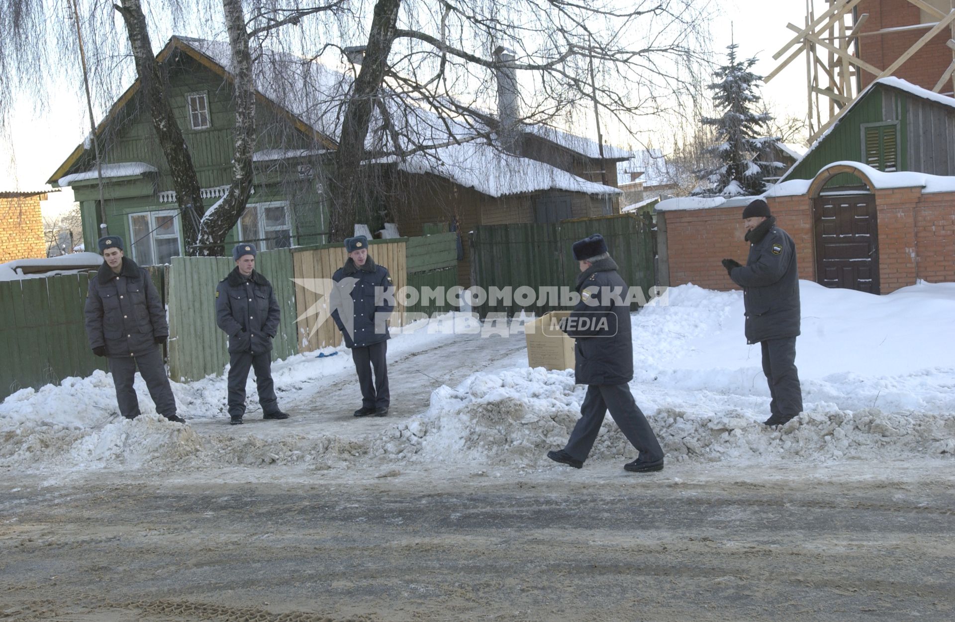 Дмитров. В одном из домов двое дезертиров, братья Александр и Дмитрий Опарины удерживают заложников.  Братья опарины, прослужившие полтора года в учебном центре `Выстрел` под Солнечногорском, сбежали из части, взяв с собой два автомата Калашникова и застрелили двух милиционеров, пытавшихся их остановить.