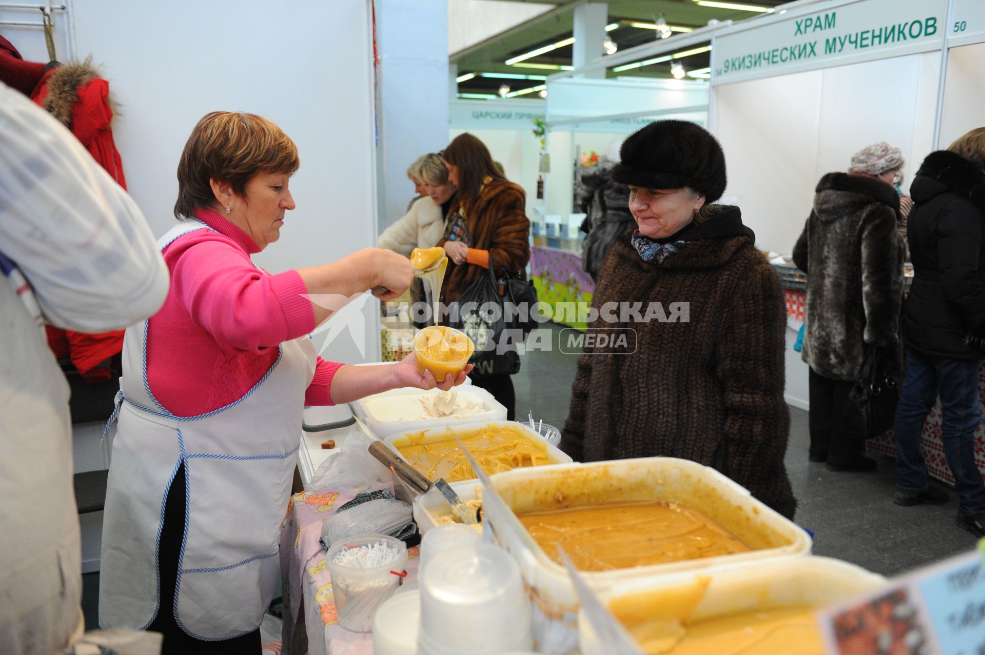 Московский Международный Фестиваль Сладостей на ВВЦ. На снимке:  женщина продает мед.