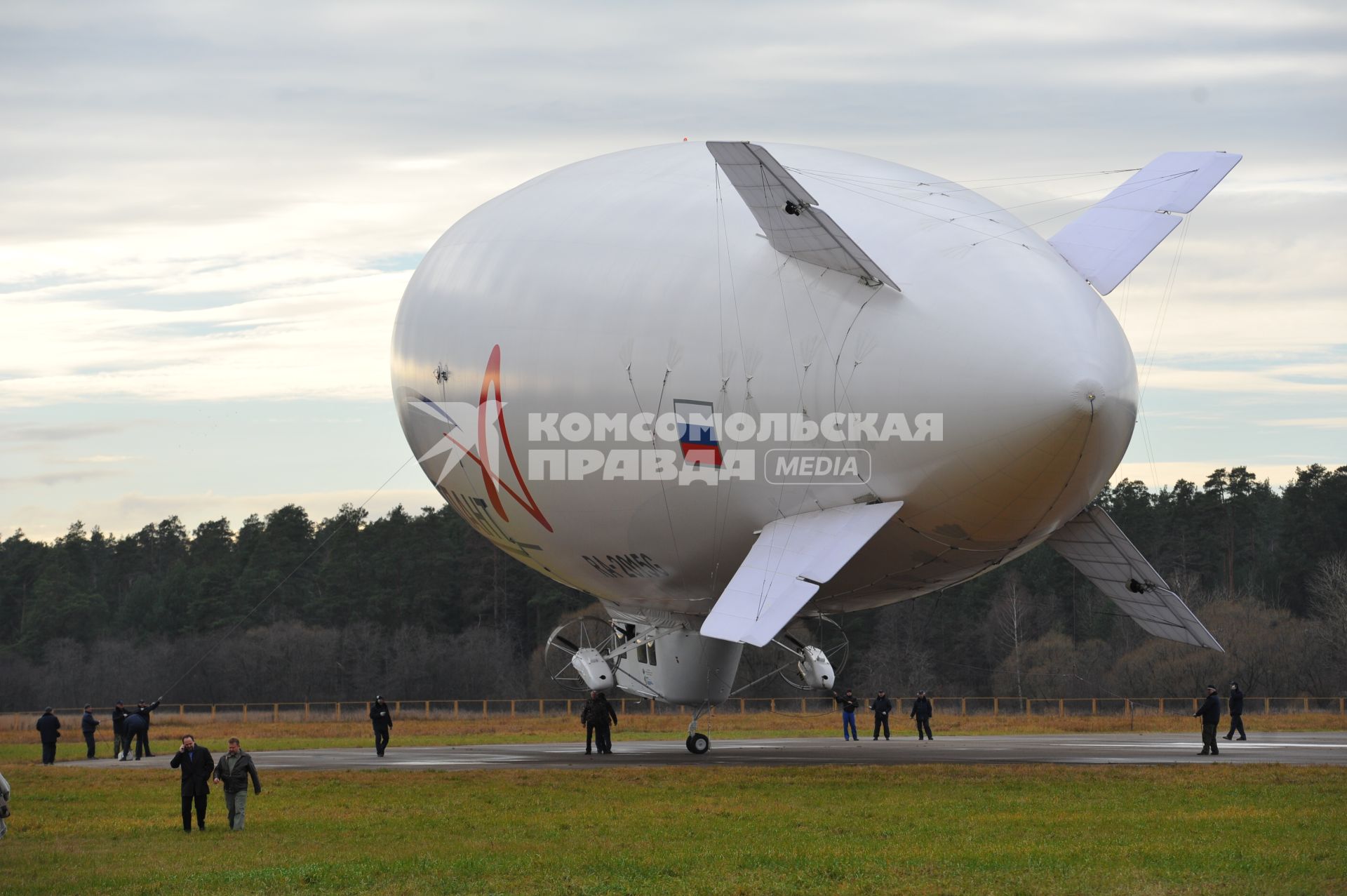 Воздухоплавательный центр `Авгуръ`. На снимке: дирижабль RA - 2015G `Атлант`.