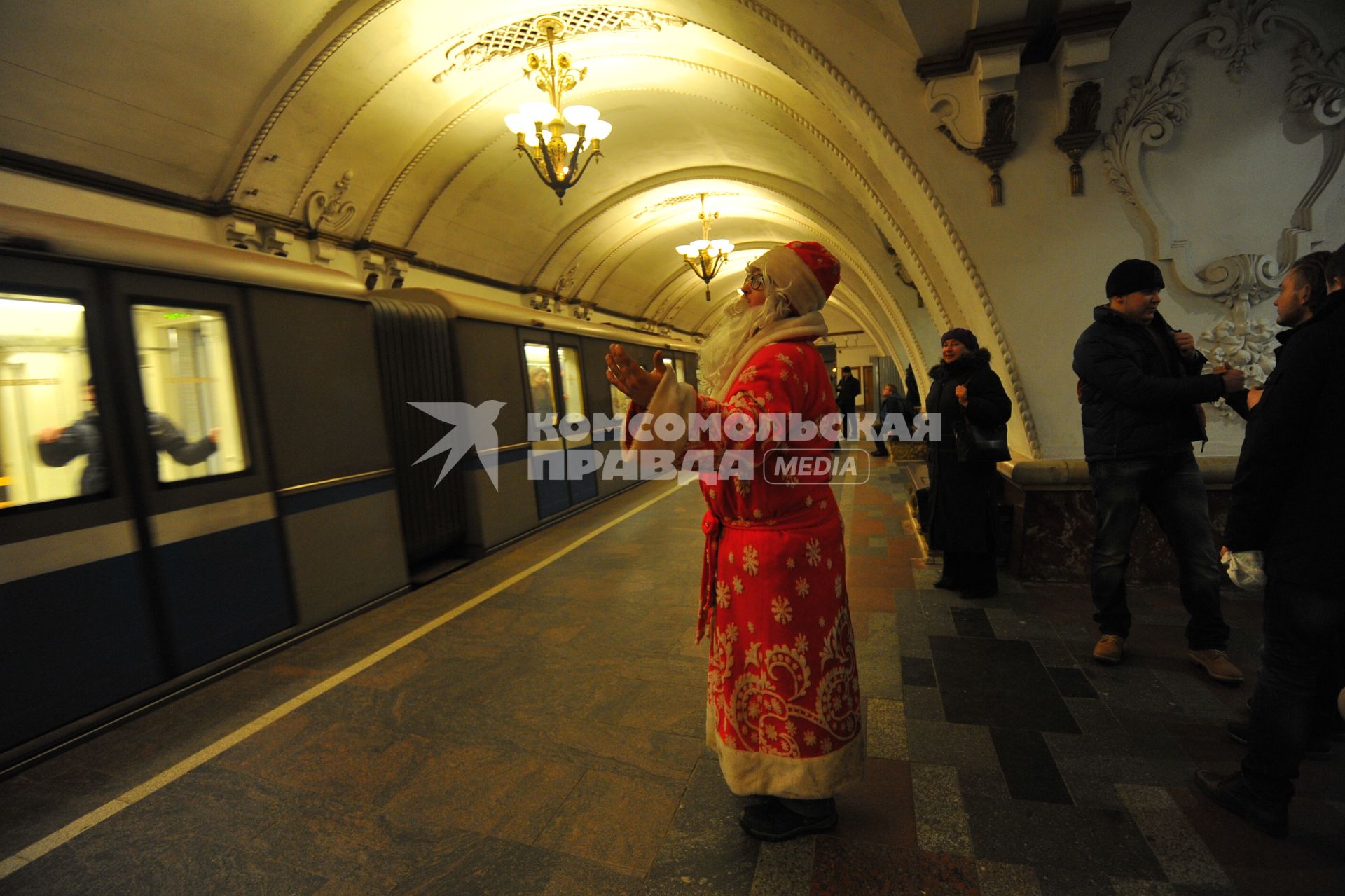 Московский метрополитен. На снимке: Дед Мороз