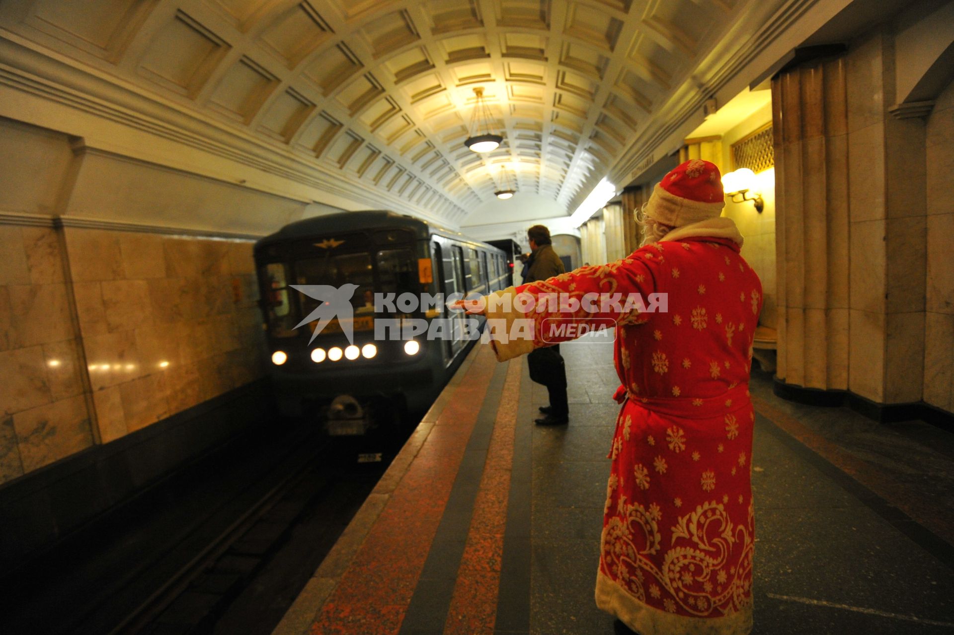 Московский метрополитен. На снимке: Дед Мороз тормозит поезд.