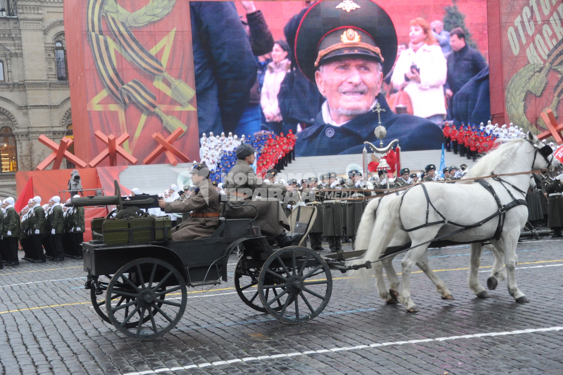 Торжественный марш, посвященный 72-й годовщине исторического парада на Красной площади 7 ноября 1941 года. На снимке: участники парада в форме Красной армии времен Великой Отечественной войны