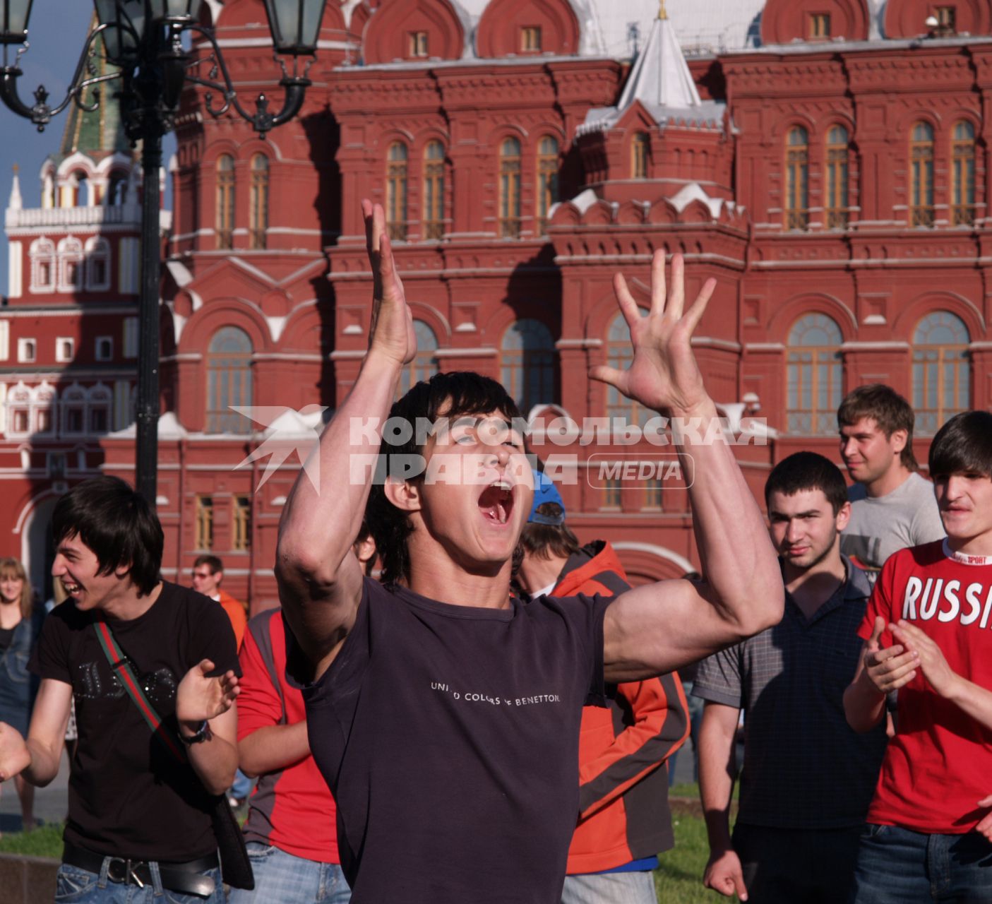 Представители грузинской диаспоры танцуют лезгинку на Красной Площади.